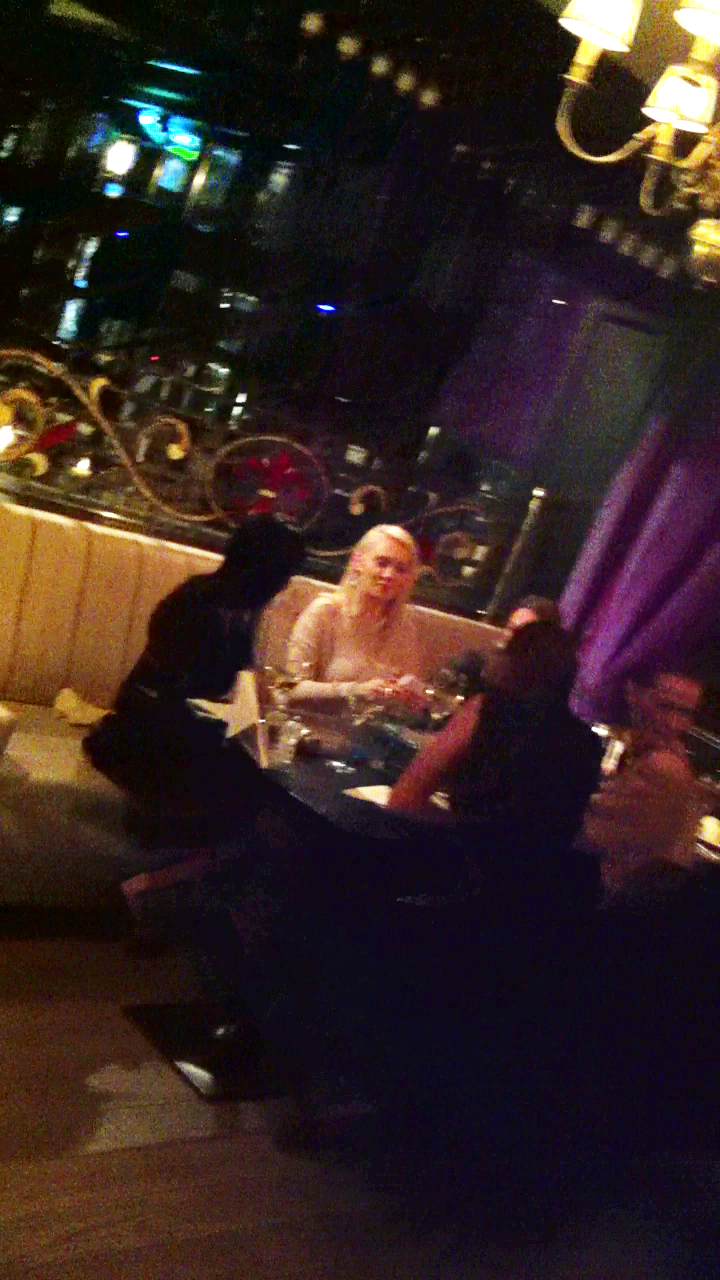 Intreaga seara, Kayla a baut vin alb si a ras la glumele prietenelor sale