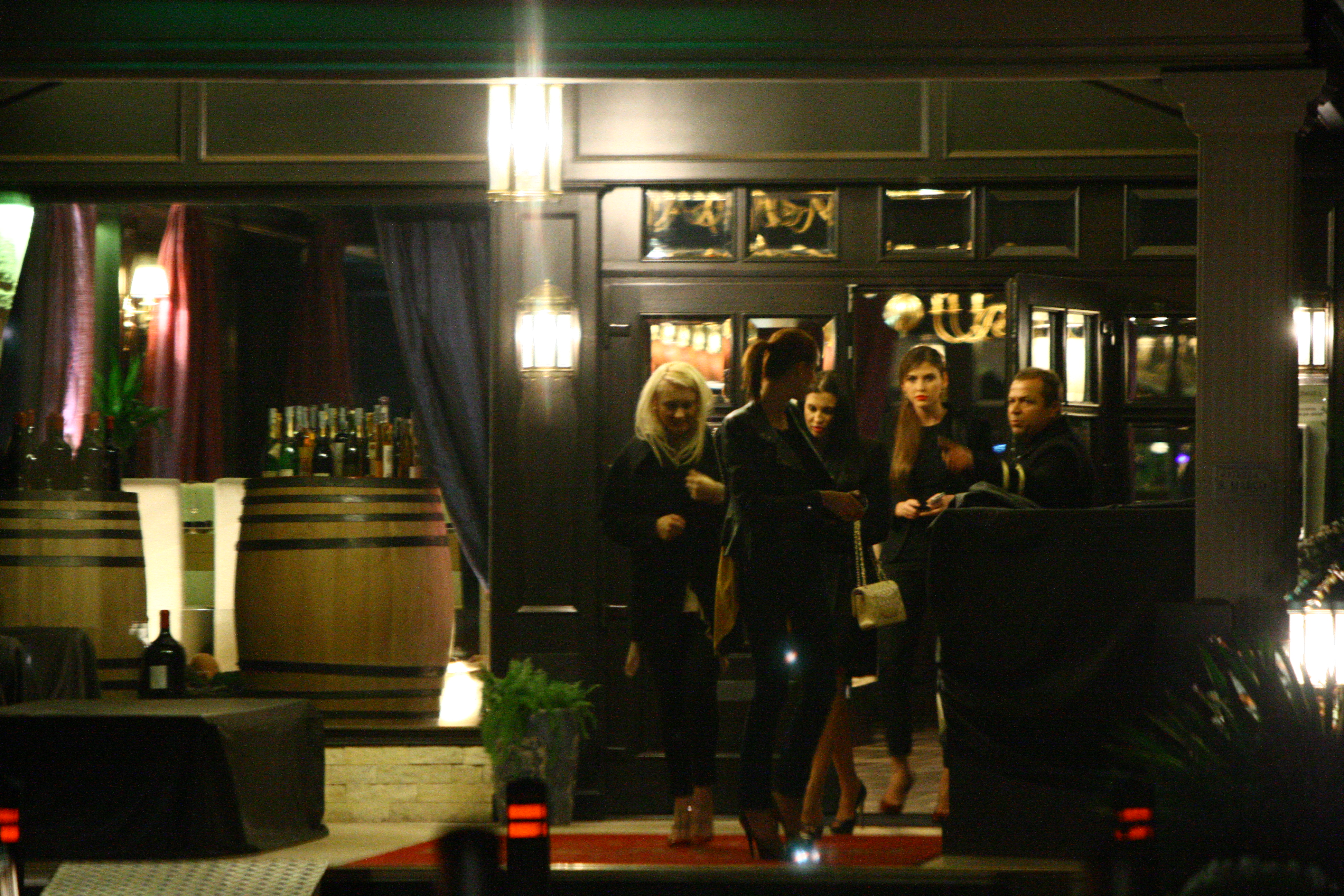 Cele patru tinere ies fericite din restaurantul unde petrecusera mai bine de trei ore