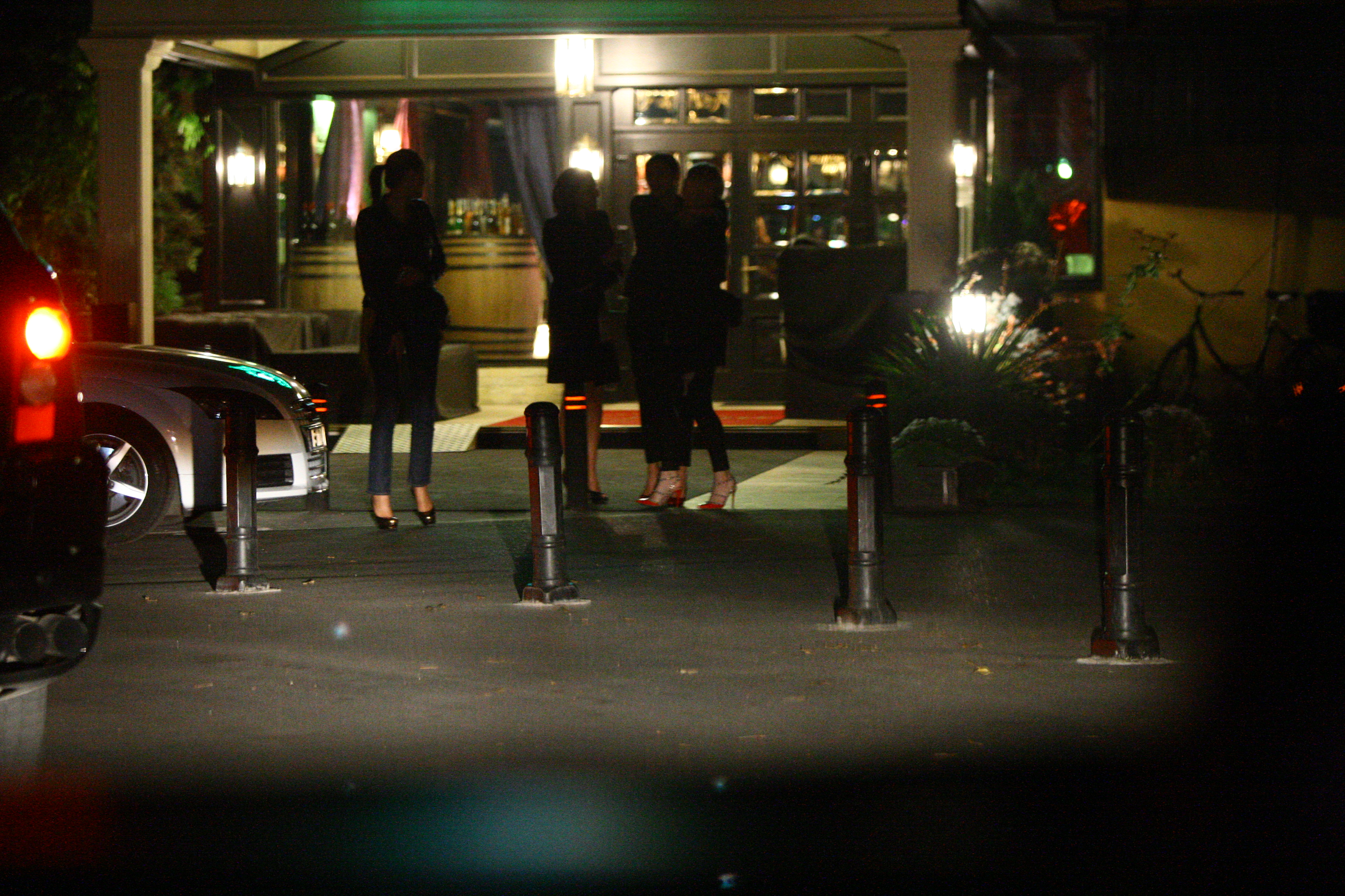 Roxana Ilie o ia pe Kayla in brate, semn ca o consoleaza si o imbarbateaza sa treaca si mai usor peste situatia cu care se confrunta sotul ei