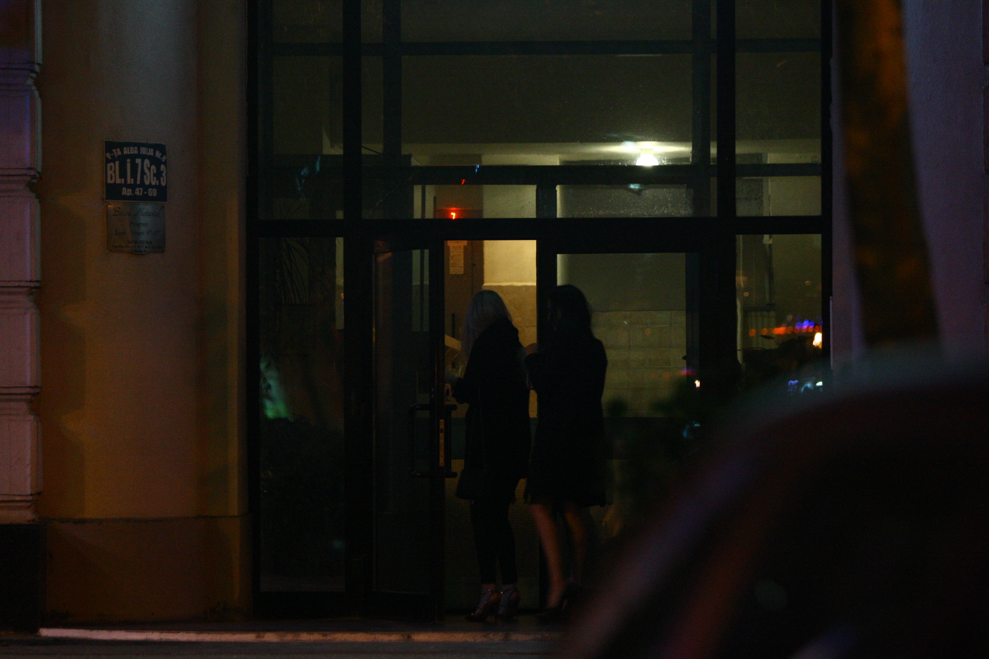 Una dintre fete, a ramas sa doarma in casa doctorului Kasem