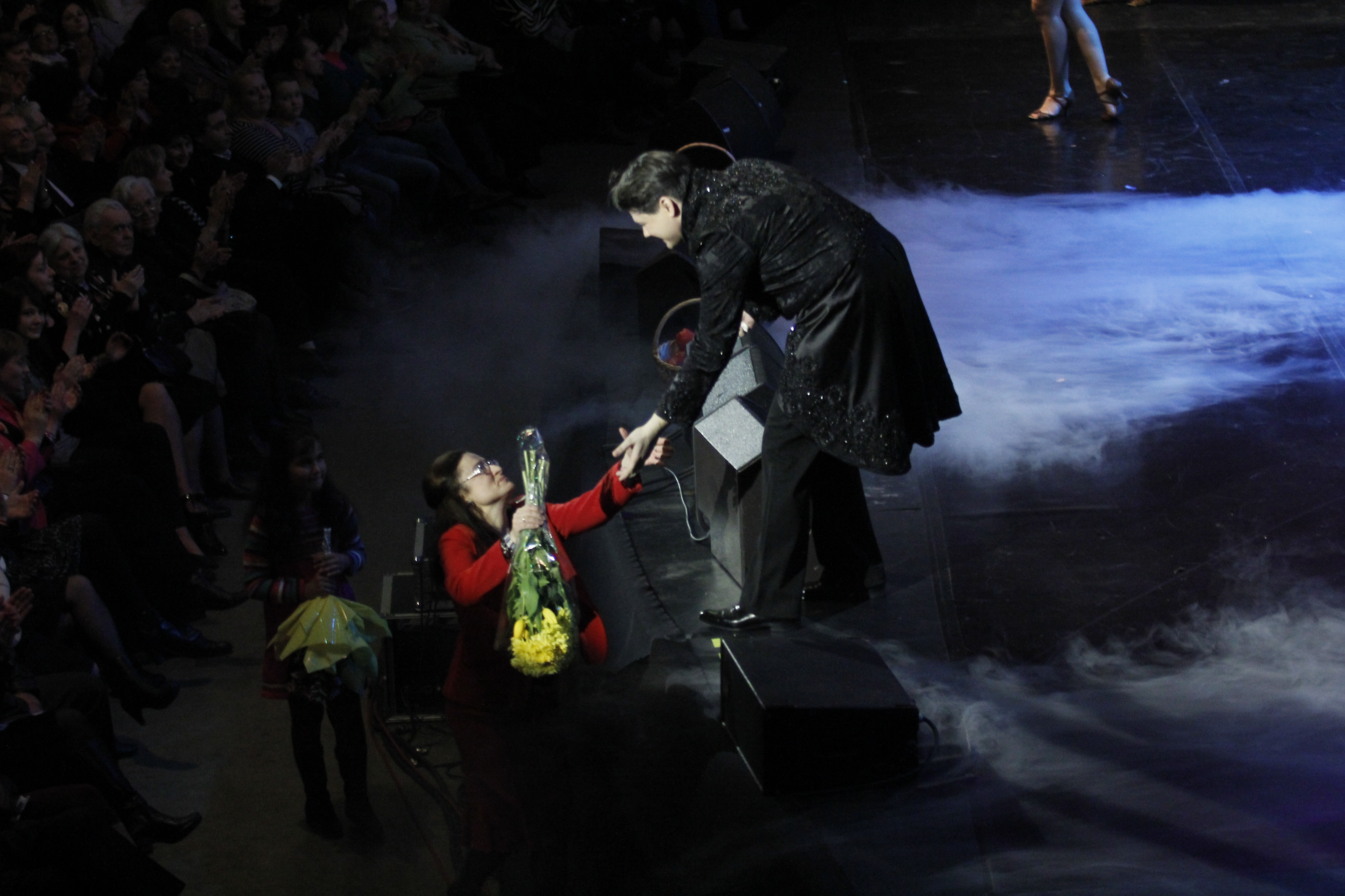 Doamnele din sala l-au coplesit pe Fuego cu buchete imense de flori