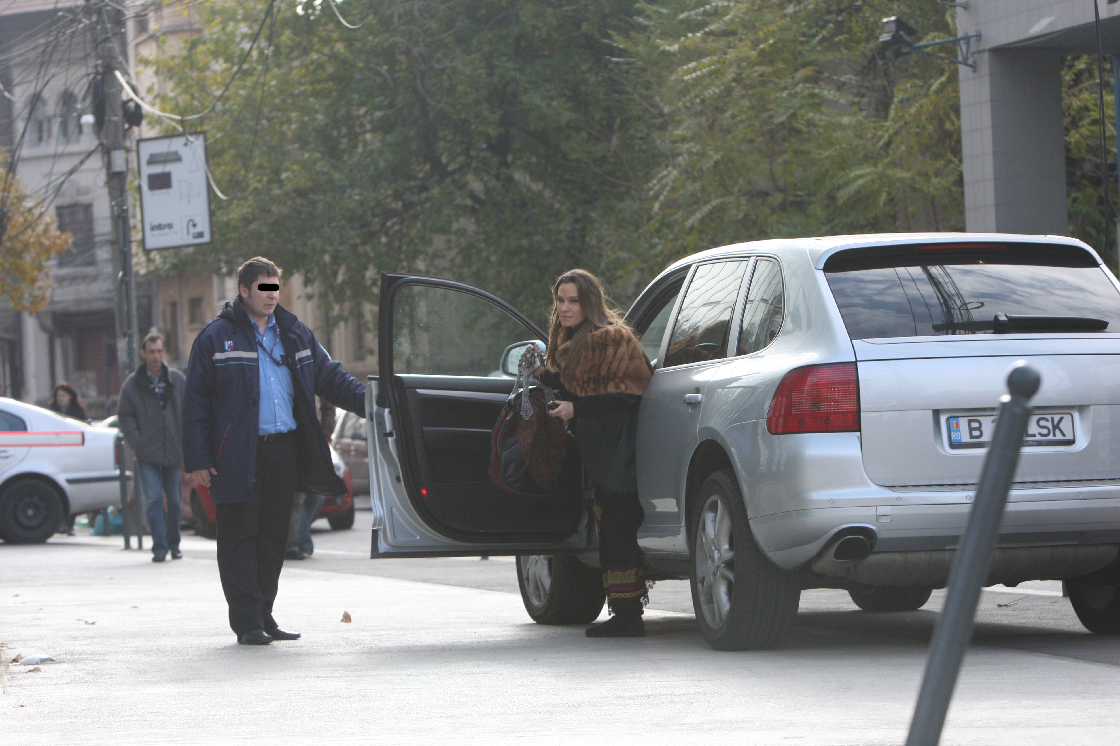 Anna Lesko a coborat din masina, iar portarul a venit imediat ca sa-i deschida portiera, ca un gentleman