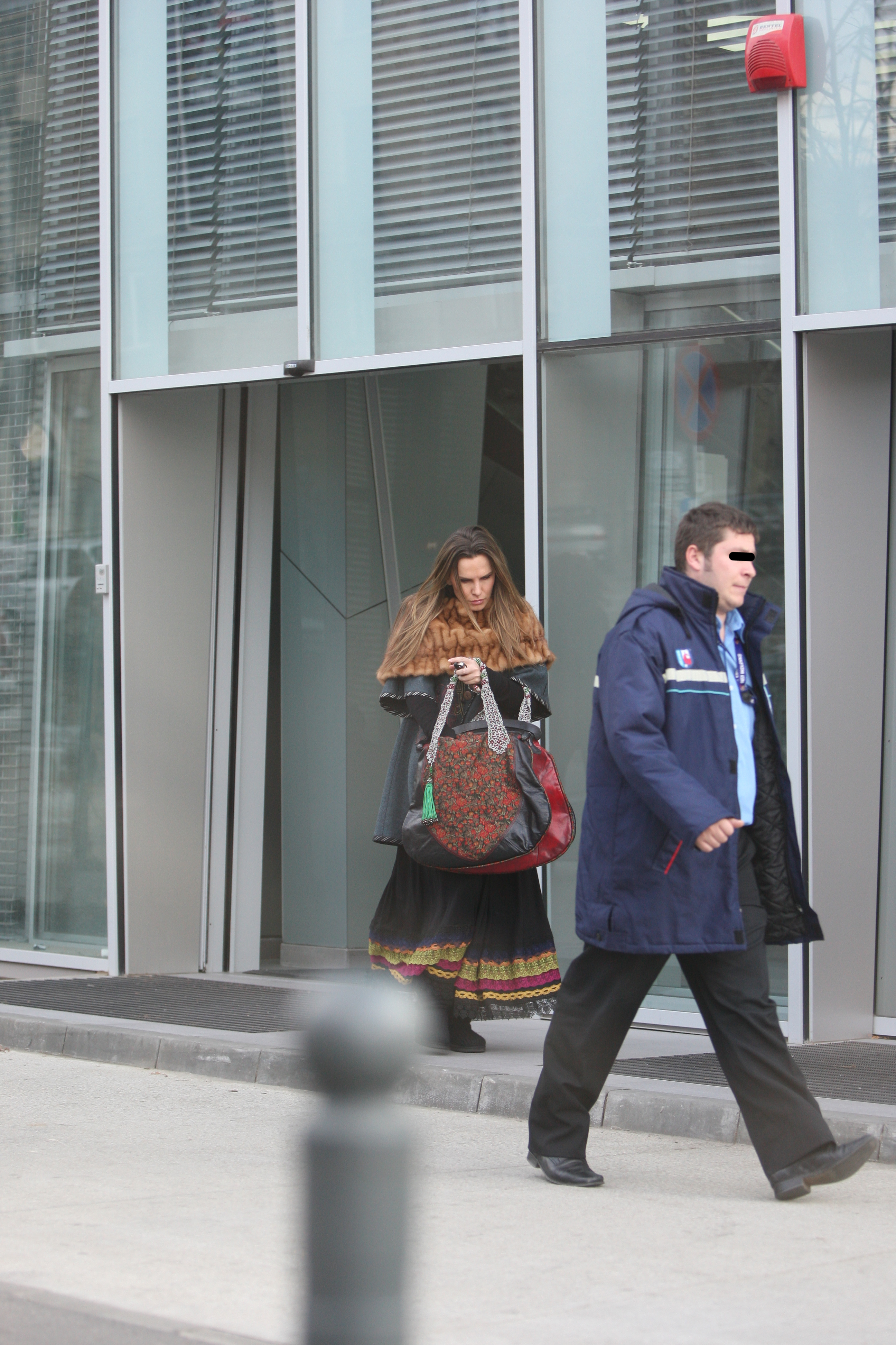 Solista a fost condusa de catre portar pana la intrarea in banca, unde, din nou,l i-a deschis usa