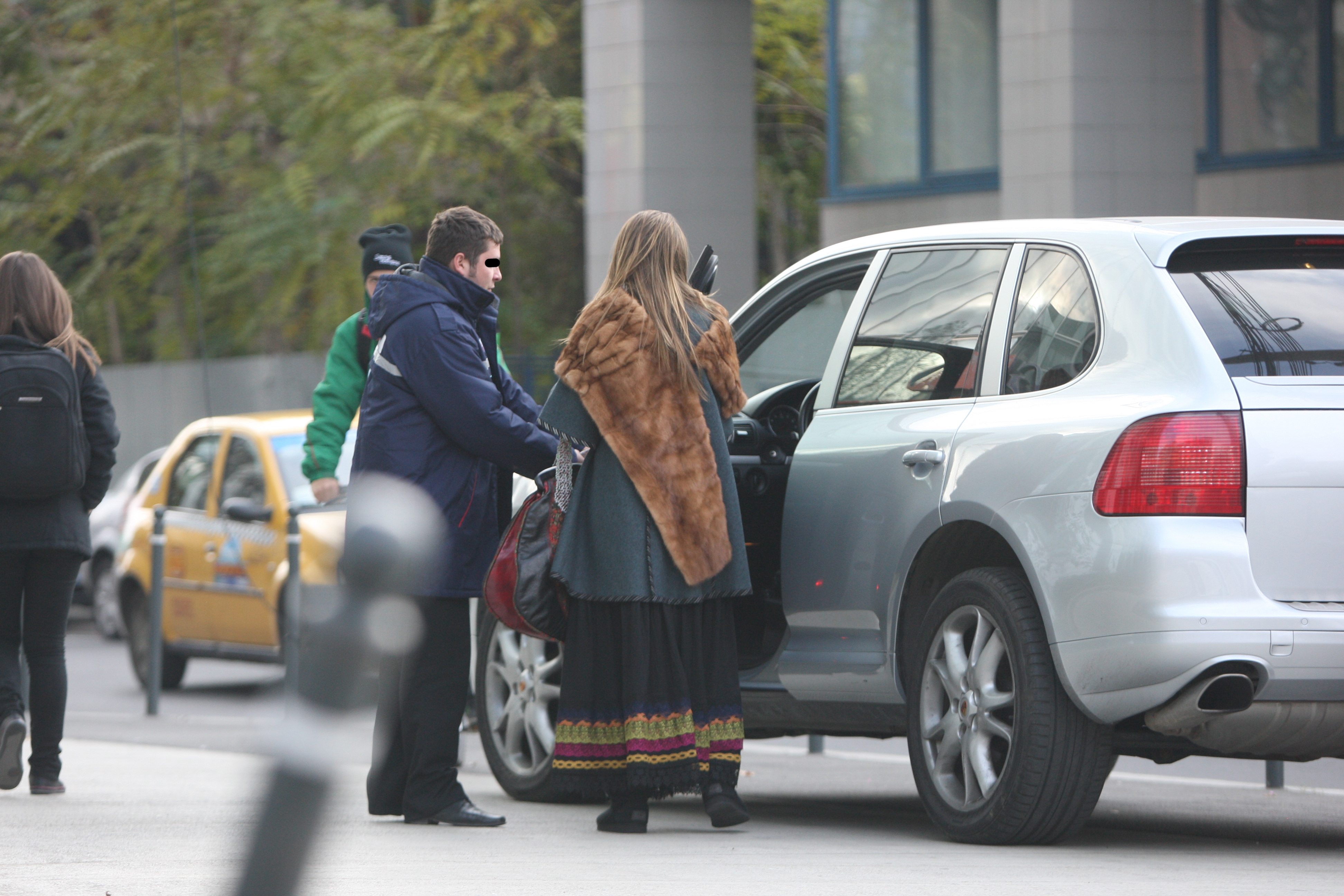 Cand a iesit din banca, dupa doua ore, Anna a fost iar intampinata de portar, care a condus-o pana la masina