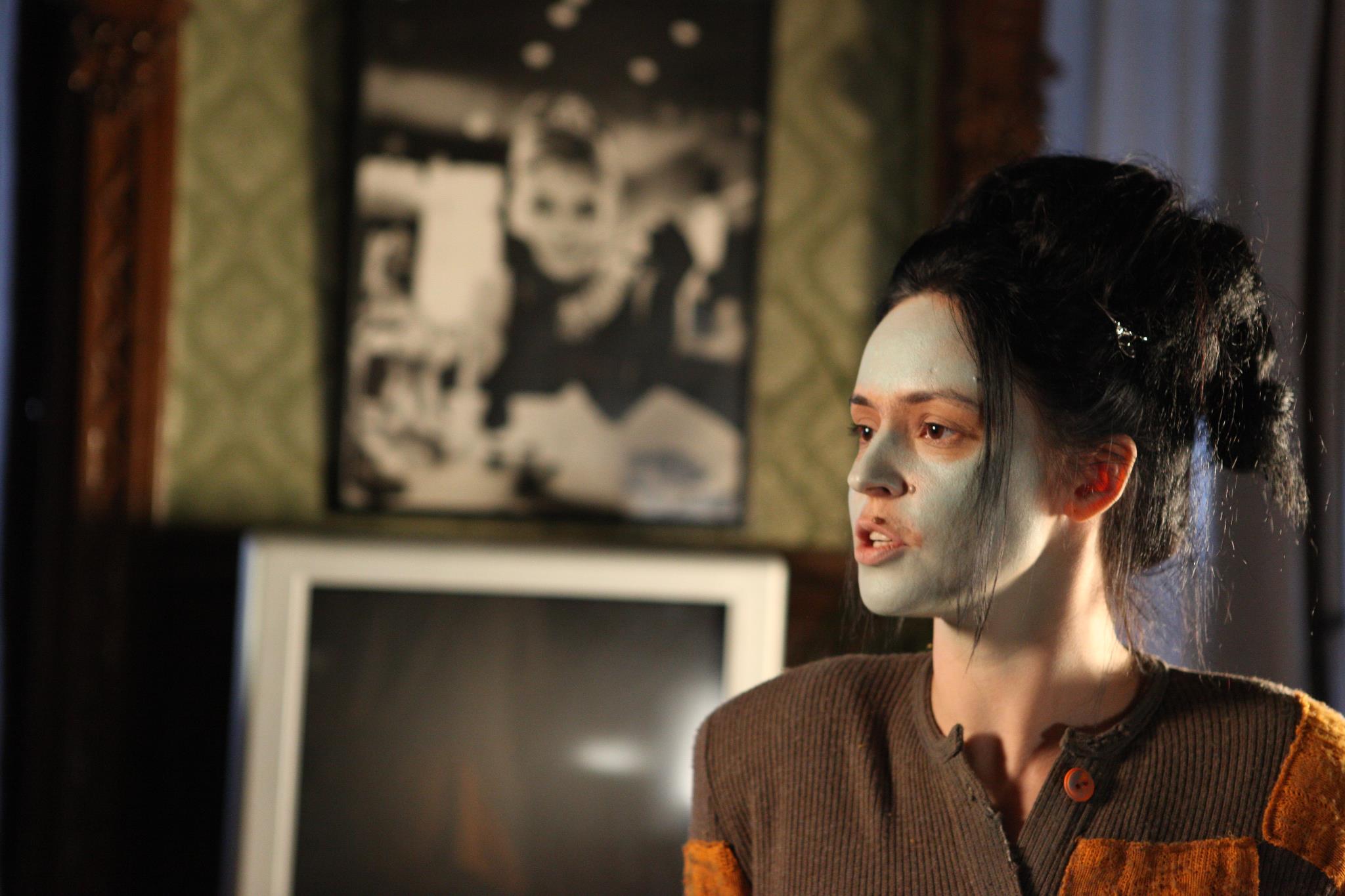 Andreea apare cu masca de argila pe fata