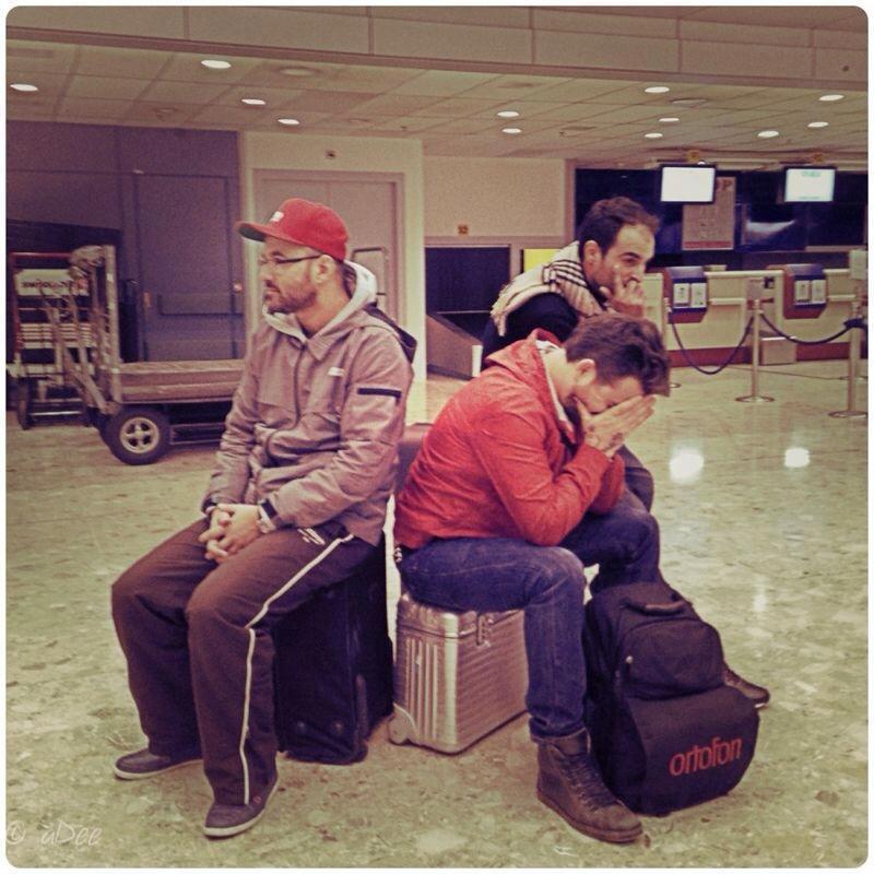 Dj-ul a incercat sa se schuze in fata fanilor care l-au asteptat, postand pe facebook o poza din aeroport, cu membrii staffului stand pe geamantane