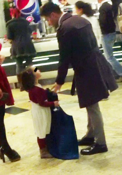 Jorge se ingrijeste de fetita sa, impartind custodia cu fosta sa sotie