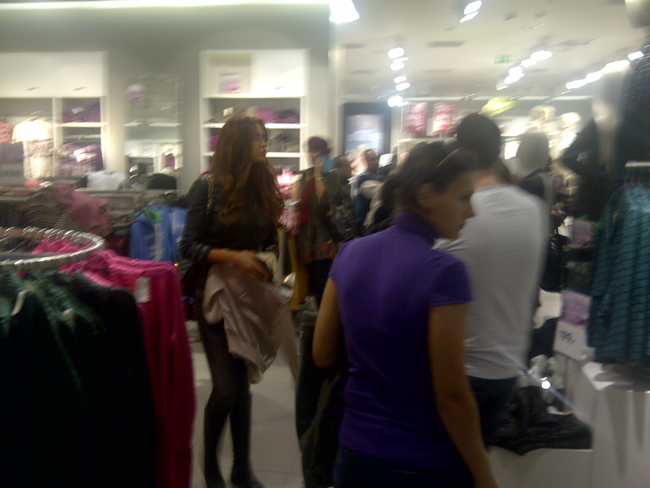 Sambata dupa-amiaza, imediat dupa eliminare, Bianca a dat o fuga la mall, pentru a-si cumpara cateva hainute