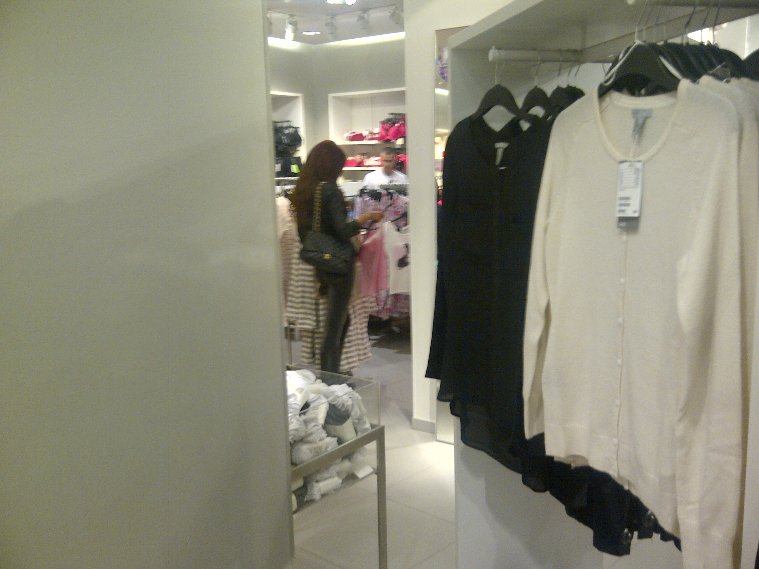 Bianca si-a ales cateva articole vestimentare, pe care le-a si probat