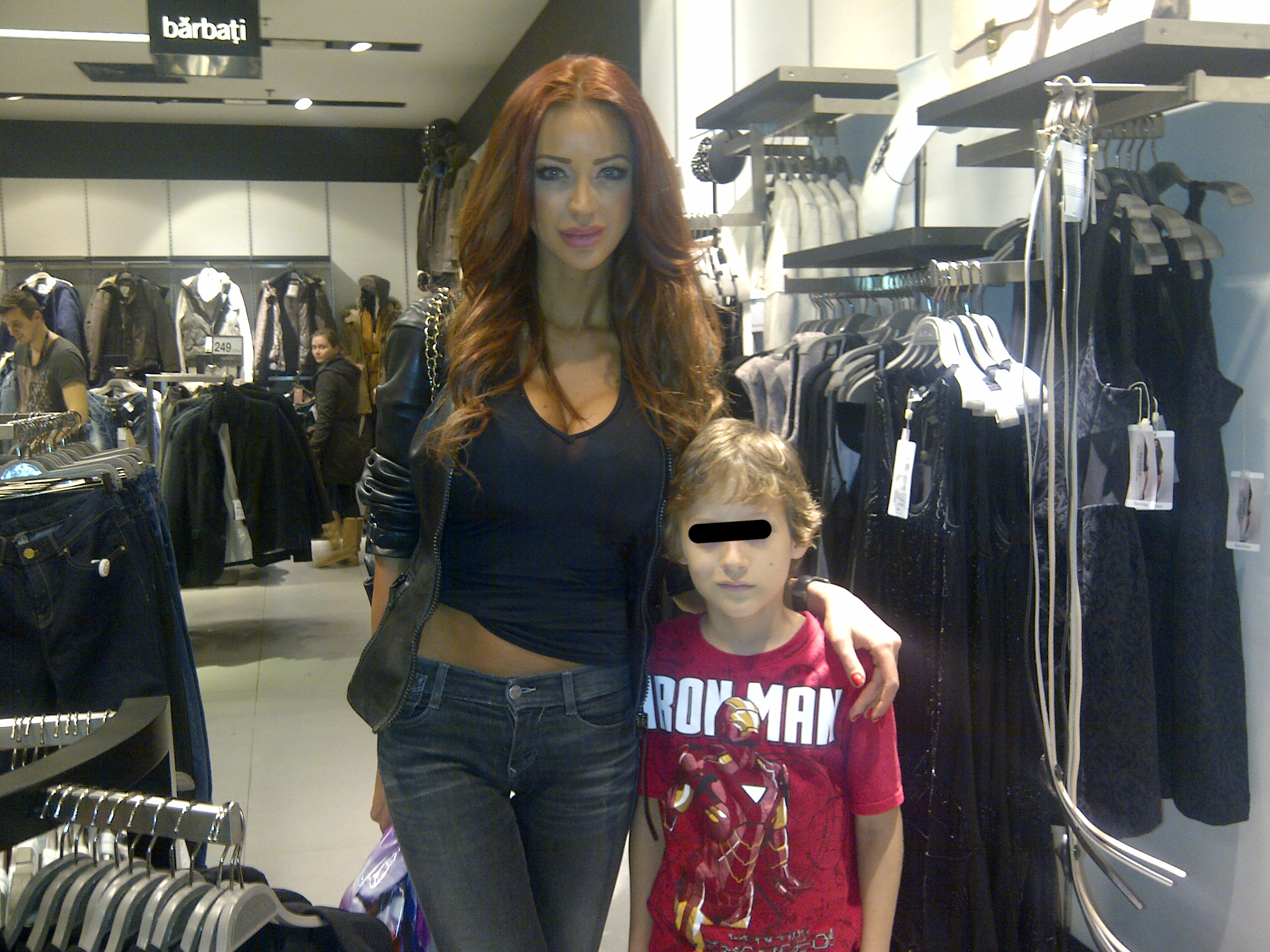 Vedeta a fost asaltata de fani, prin magazine si s-a fotografiat cu un baietel