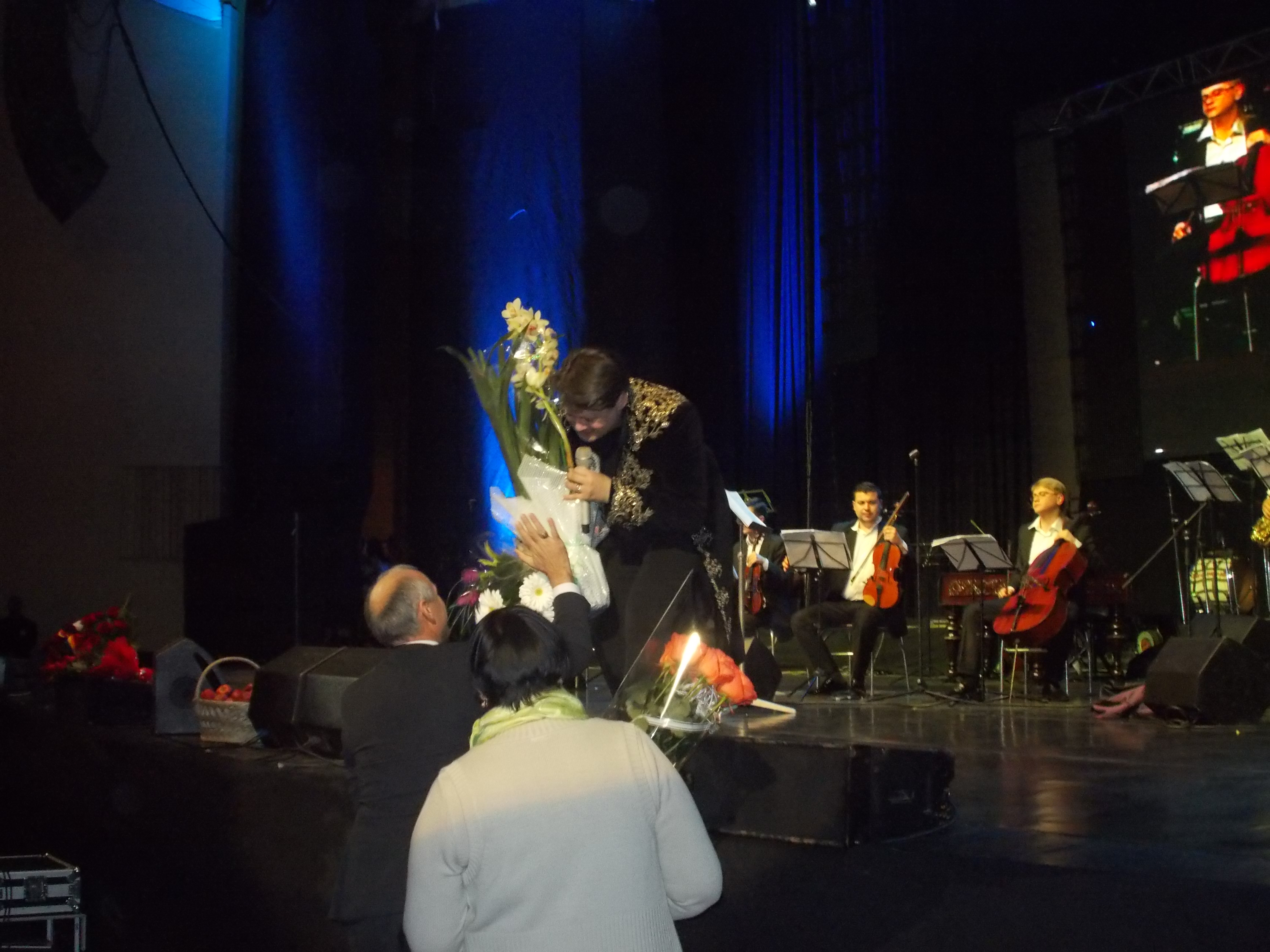 Spectatorii au stat la rand ca sa ii daruiasca flori si sa-si atinga pe Fuego