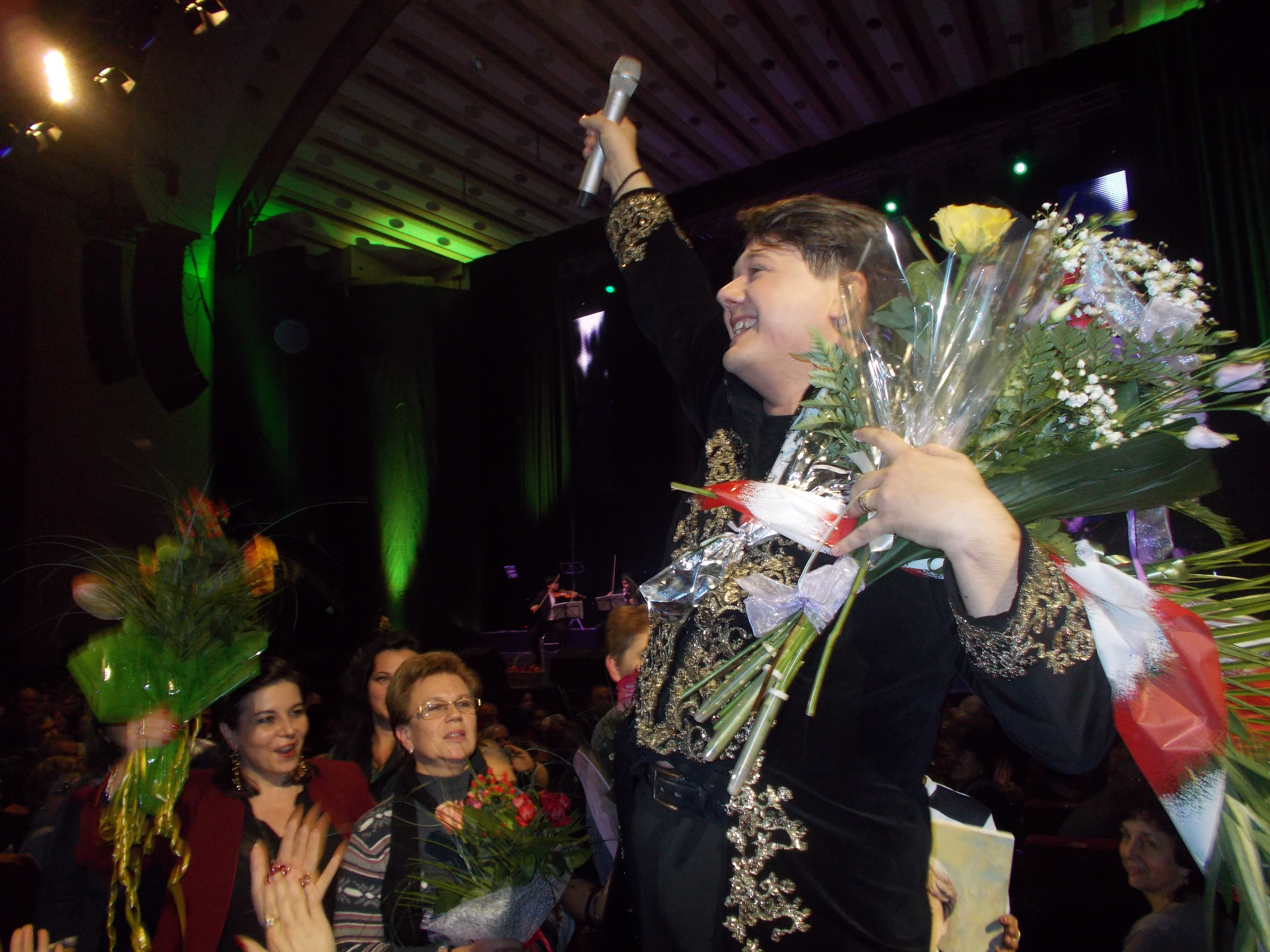 Cu bratele pline de flori, Fuego a facut fata cu greu admiratoarelor sale