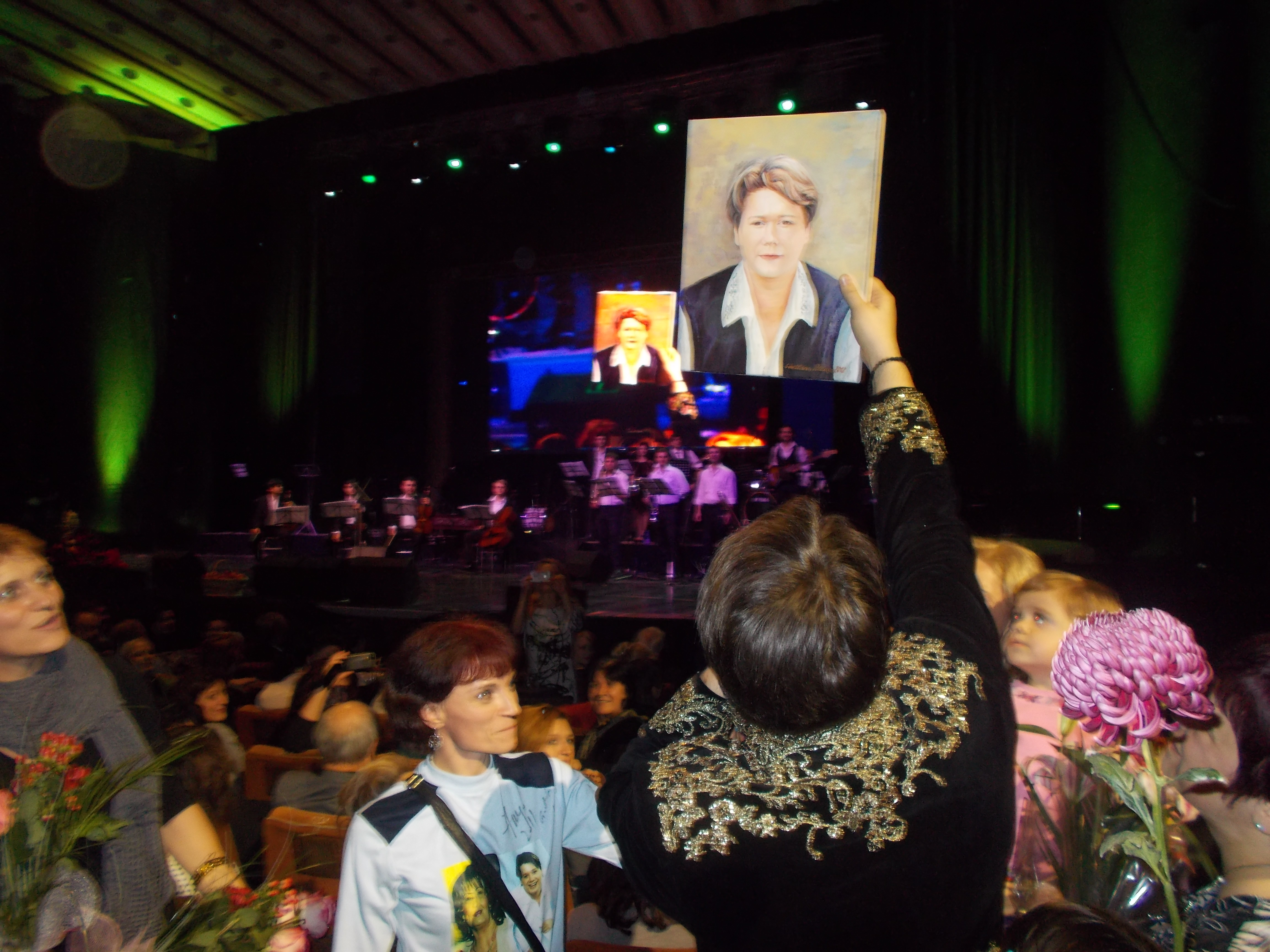 Mandru nevoie mare ca o admiratoare i-a facut portretul, artistul l-a ridicat in sus