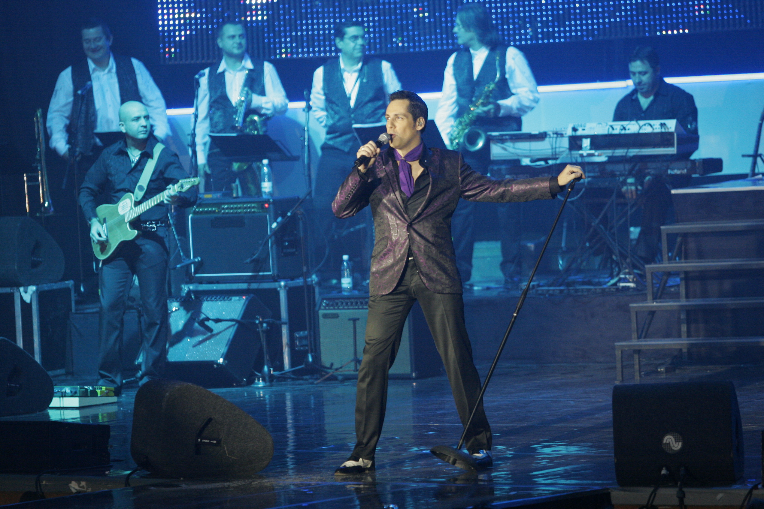 Stefan Banica poarta vestimentatii speciale in timpul show-urilor sale