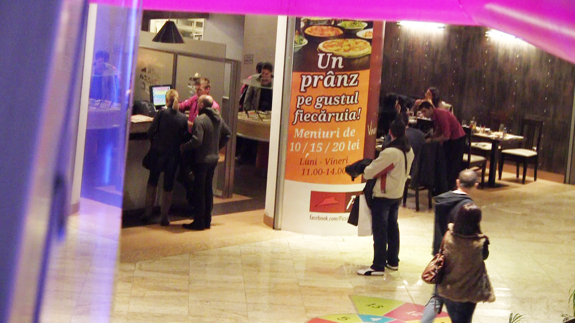 Marcel Pavel si sotia si-au cumparat mancare de la un fast-food, timp in care bodyguardul i-a asteptat la cativa metri distanta