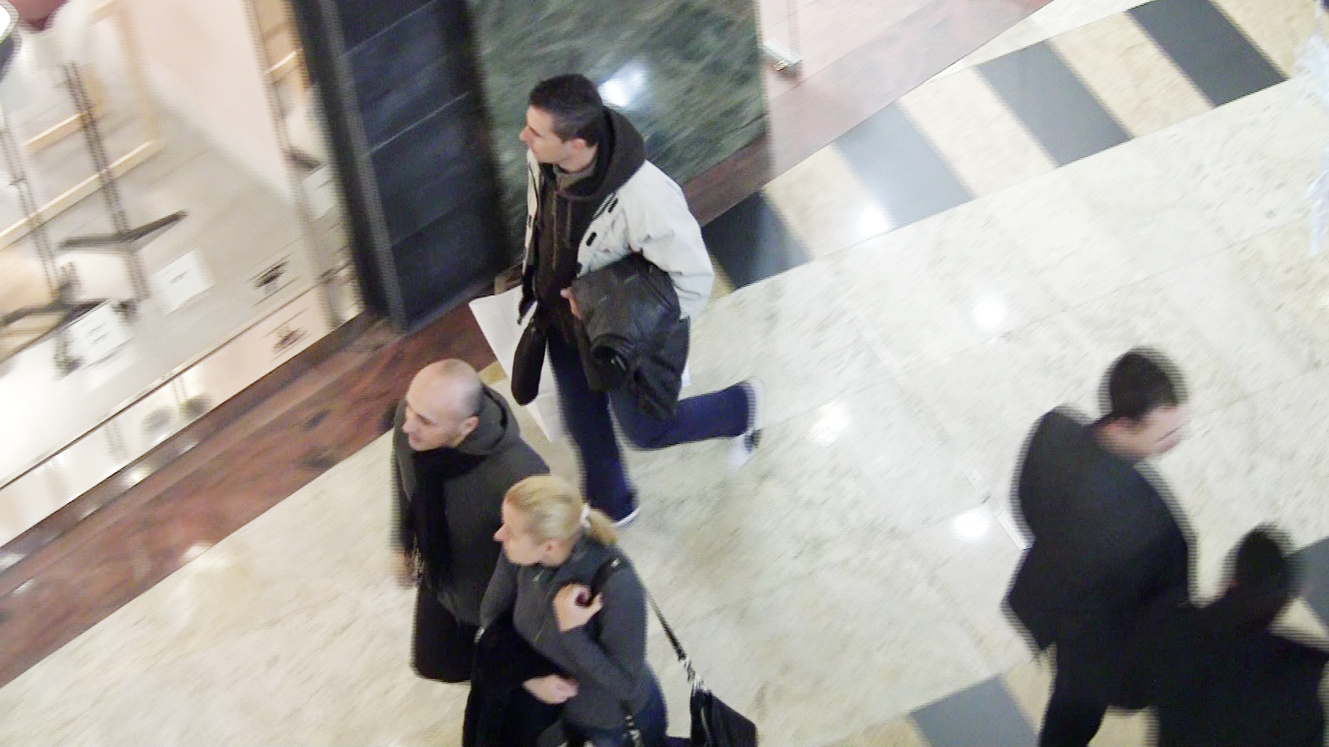 In timp ce solistul si sotia lui se plimbau pe culoarele mall-ului, bodyguard-ul le cara sacosele si gecile