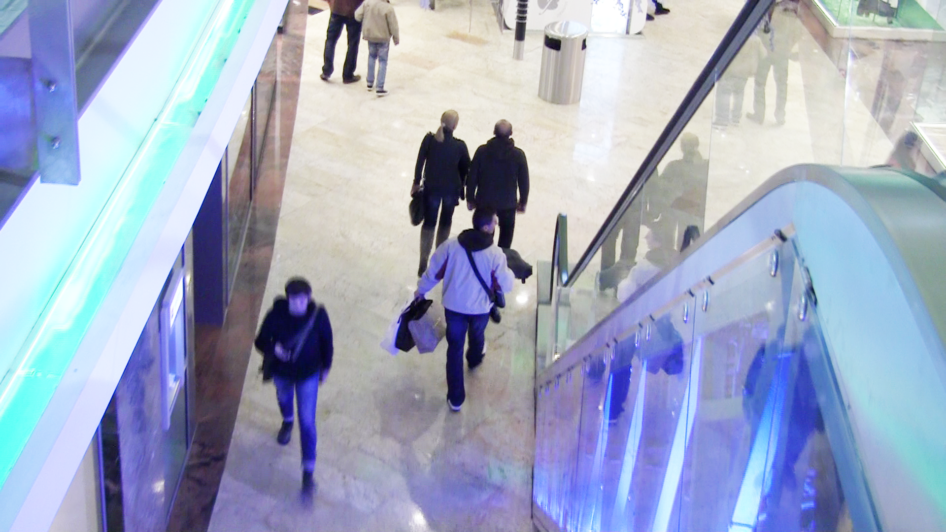 Pe tot parcursul vizitei la mall, bodyguard-ul a mers numai la cel putin doi metri in spatele lui Marcel Pavel si a sotiei sale