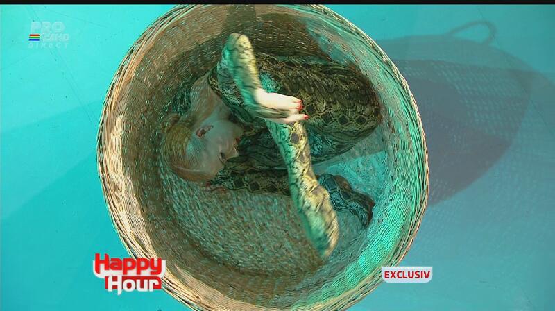 Cea mai flexibilă femeie din lume, show incendiar la TV! Uite-o pe Zlata cât de fierbinte şi sexy poate fi!