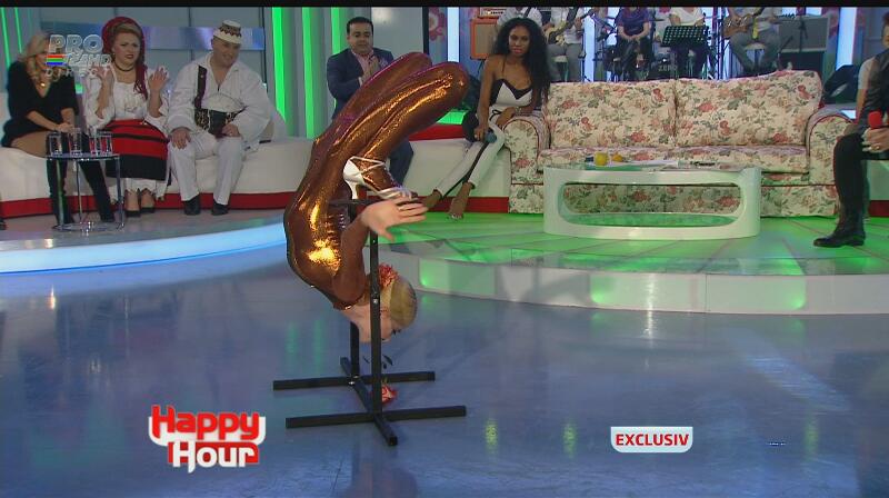 Cea mai flexibilă femeie din lume, show incendiar la TV! Uite-o pe Zlata cât de fierbinte şi sexy poate fi!