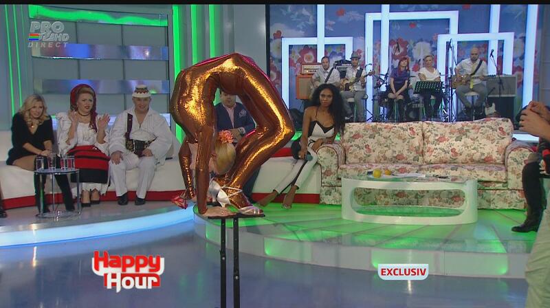 Cea mai flexibilă femeie din lume, show incendiar la TV! Uite-o pe Zlata cât de fierbinte şi sexy poate fi!