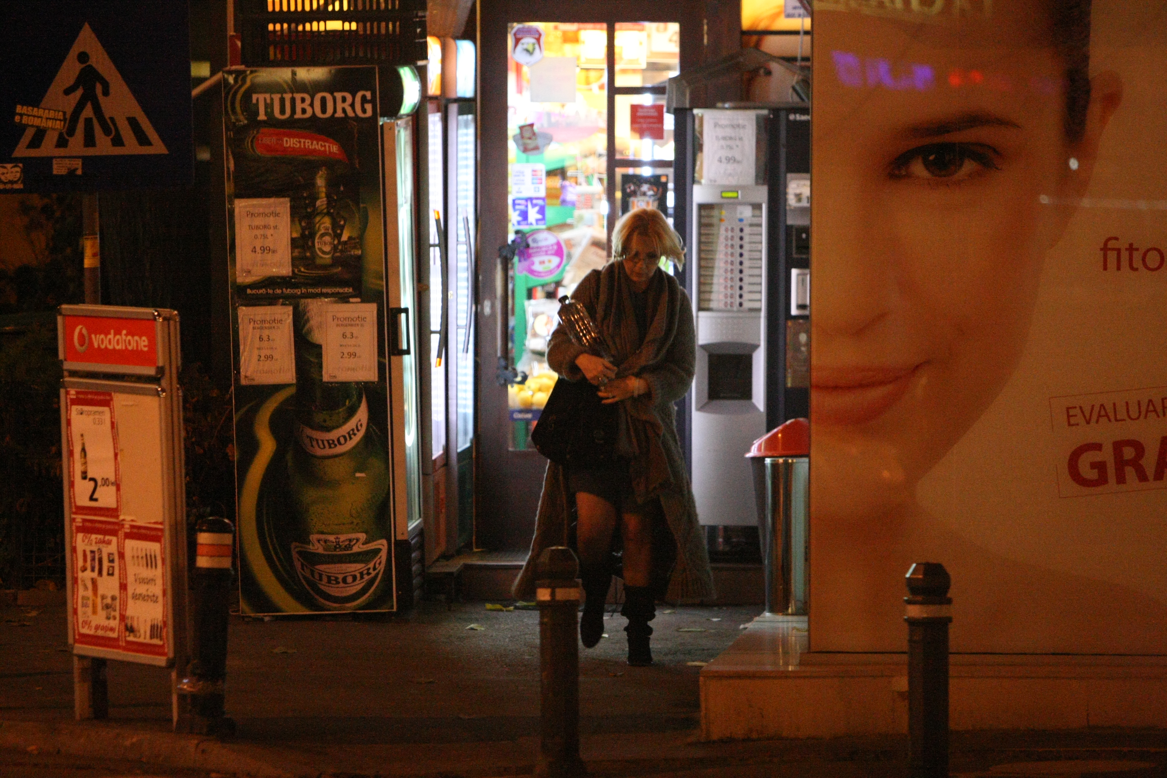 Emilia Popescu s-a oprit la un supermarket in apropierea casei pentru a cumpara o sticla de apa