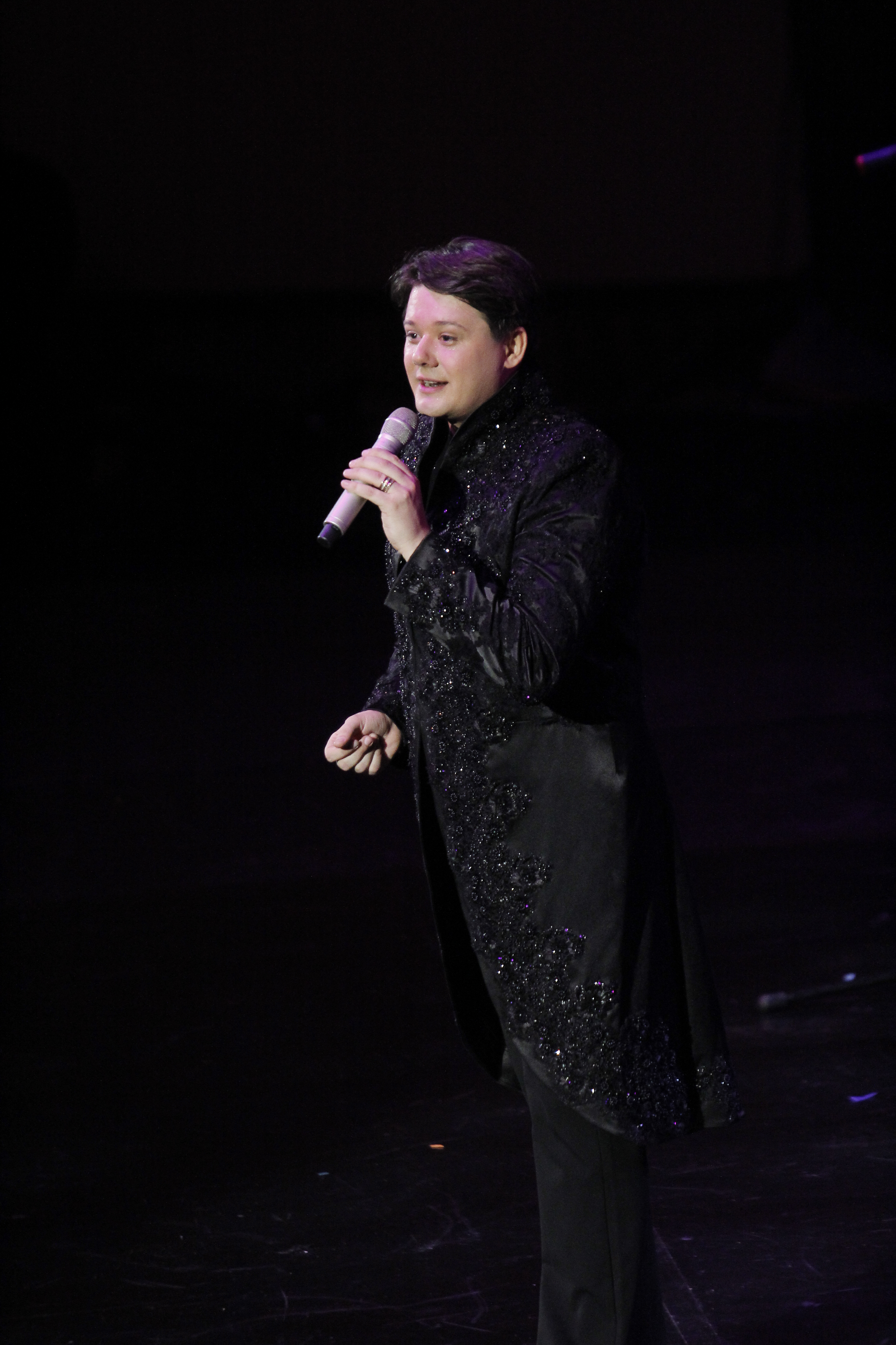 Redingota purtata de Fuego este o creatie Doina Levintza