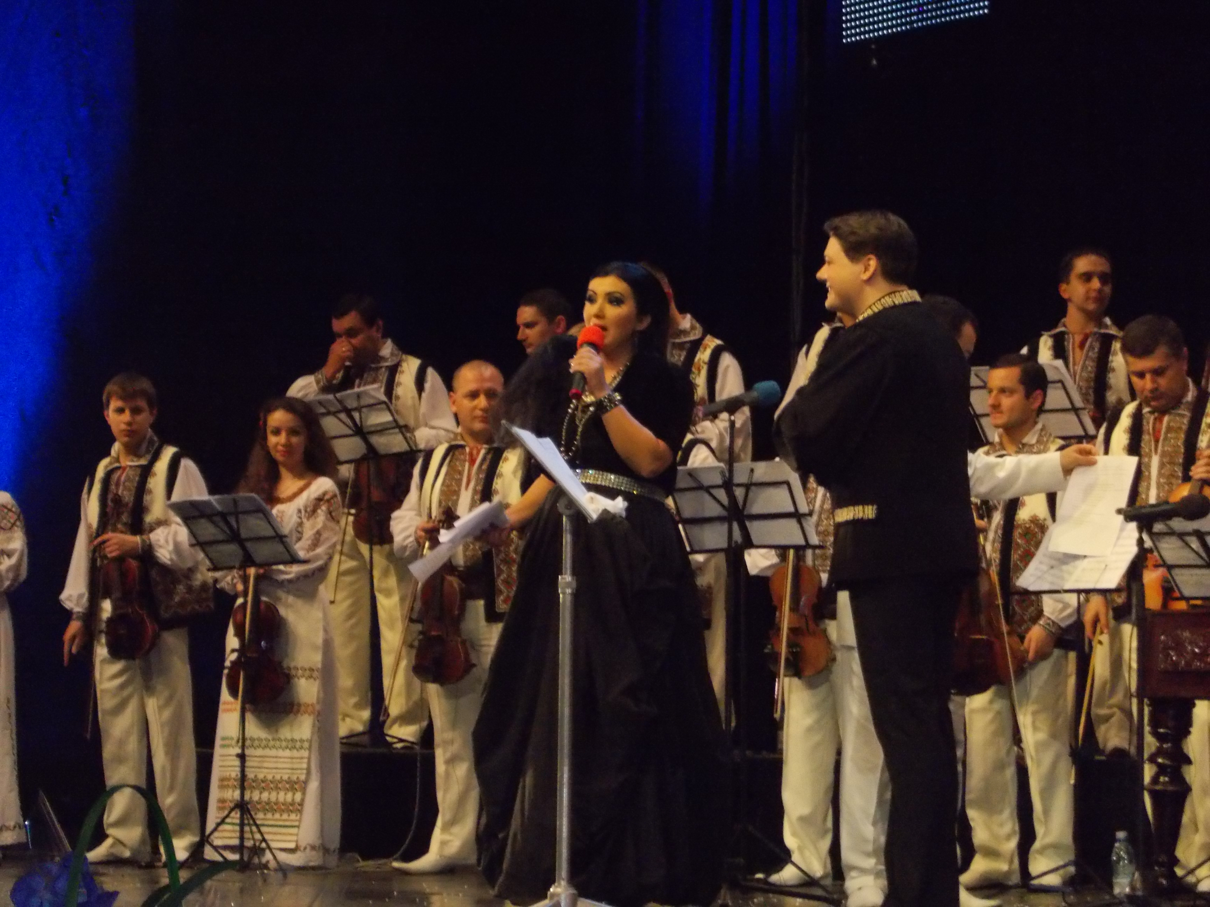 A patra tinuta aleasa de Fuego a fost un sacou, la fel de dichisit ca si restul vestimentatiei sale