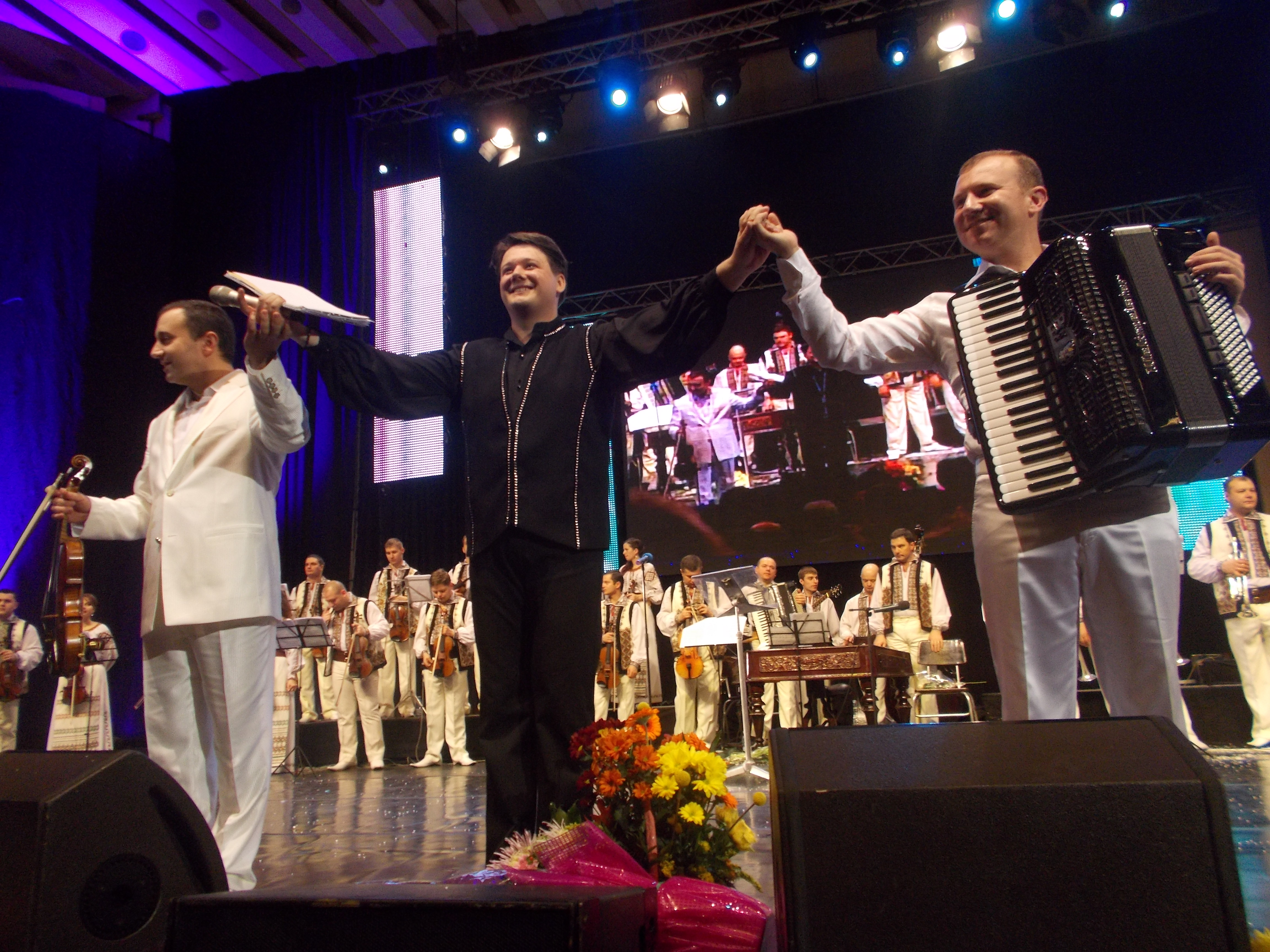 Spre final, artistul a aparut pe scena purtand o camasa si o vesta