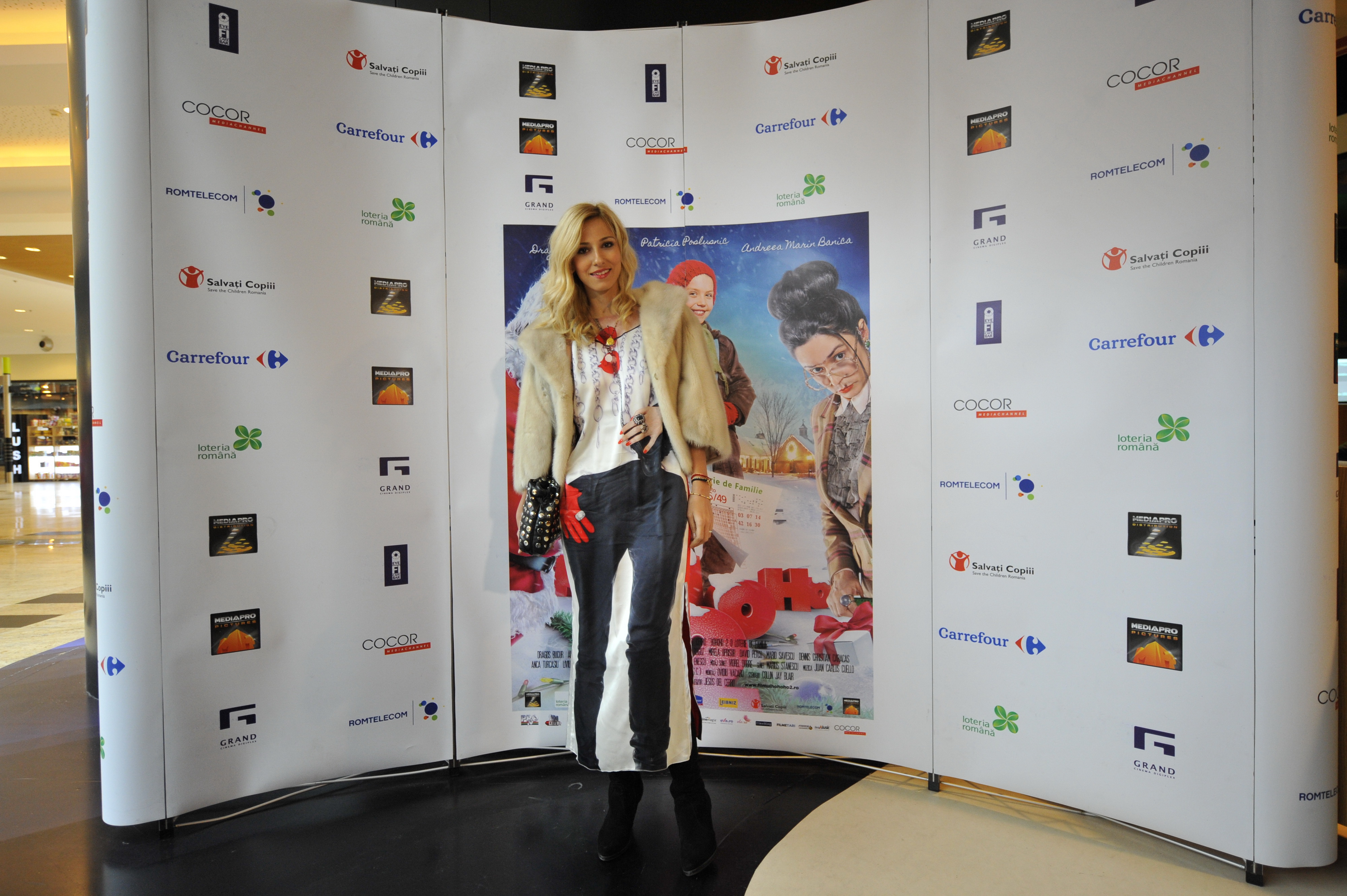 Dana Rogoz a purtat la premiera ultimului ei film o tinuta spectaculoasa