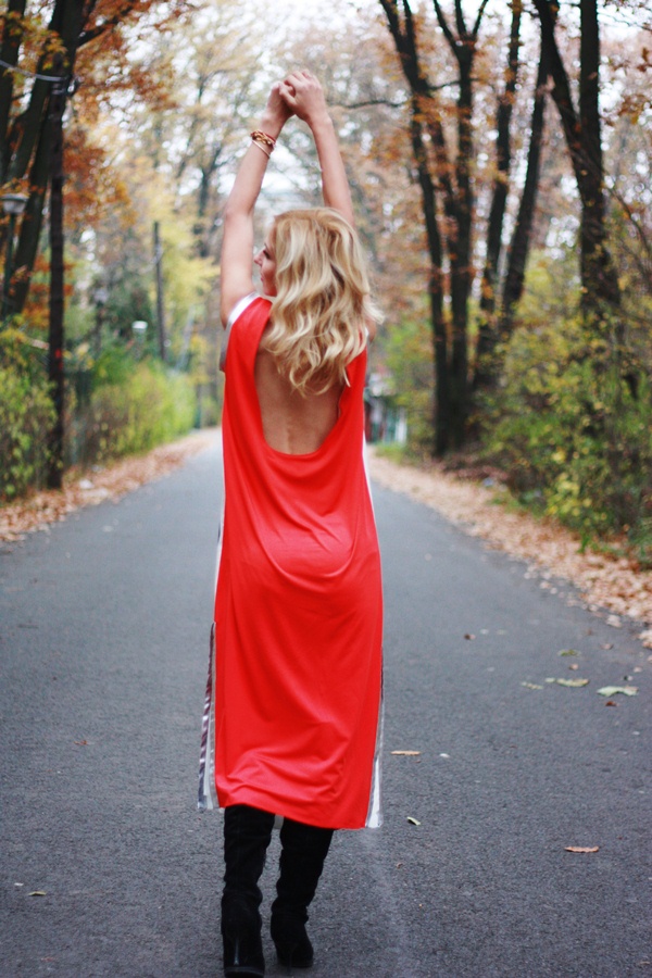 Daca din fata pare ca poarta o pereche de blugi si o bluza, de la spate, tinuta blondei pare o rochie eleganta, cu spatele gol