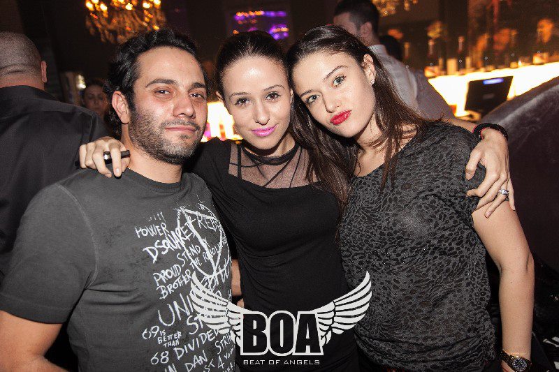 Jimmy nu rateaza niciodata ocazia de a se distra in compania altor fete