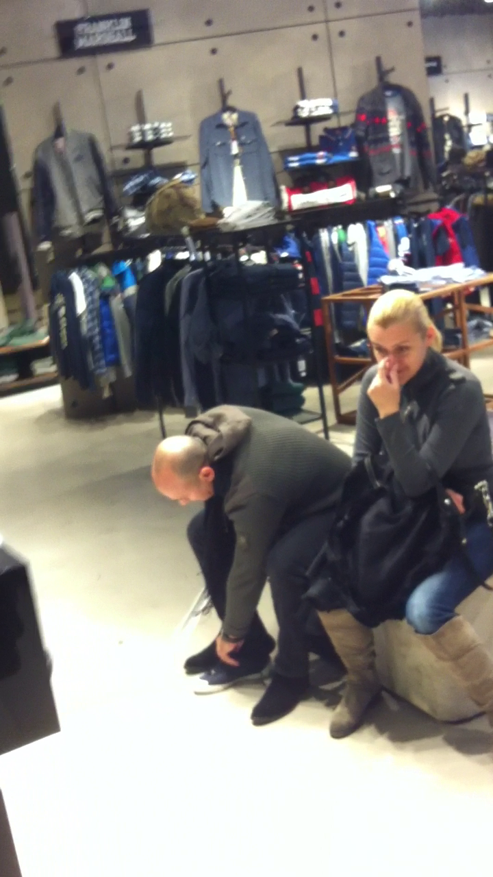 Solistul s-a descaltat pentru a proba o pereche de pantofi, iar in secunda urmatoare, sotia sa si-a dus mana la nas