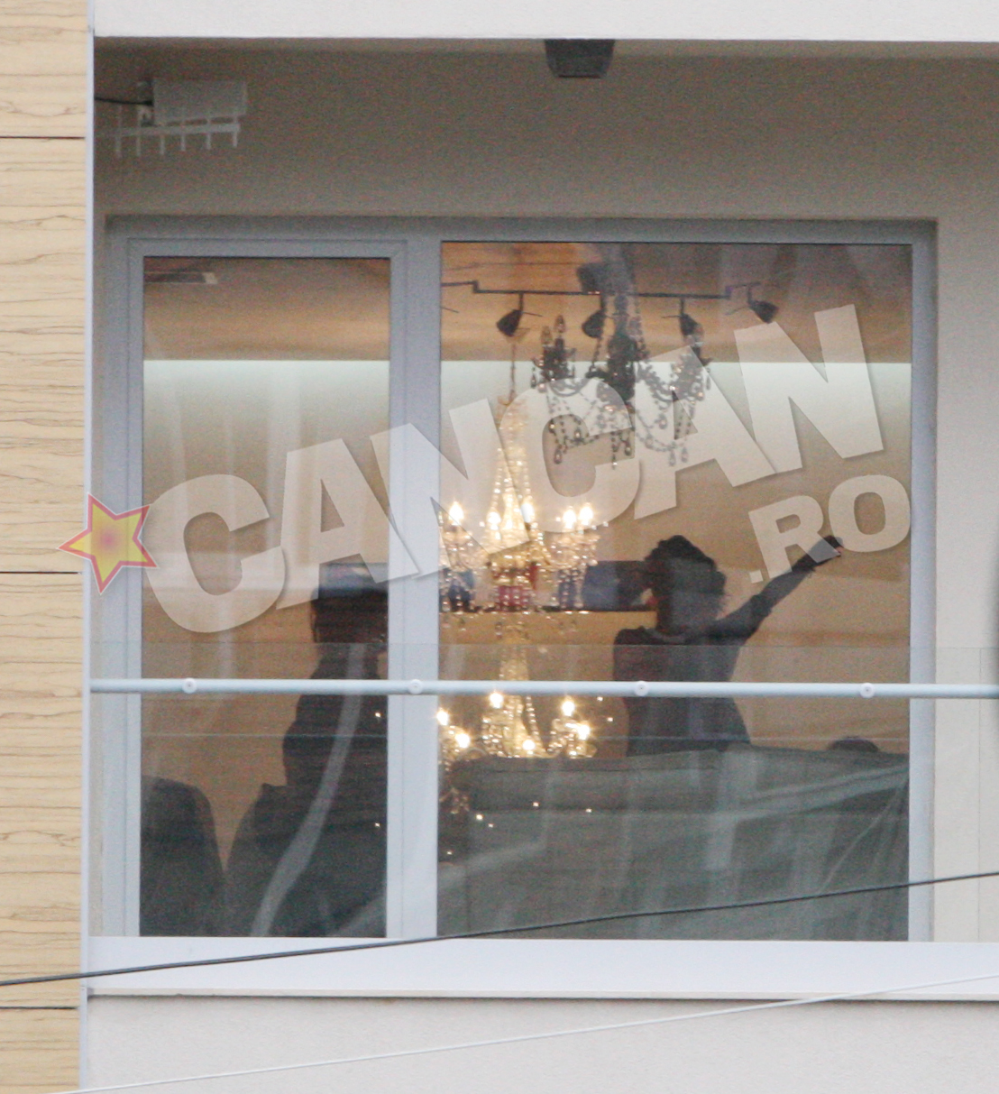 Inna si mama ei au mers la o intalnire, intr-un bloc din Dorobanti unde, atmosfera parea relaxata si familiara