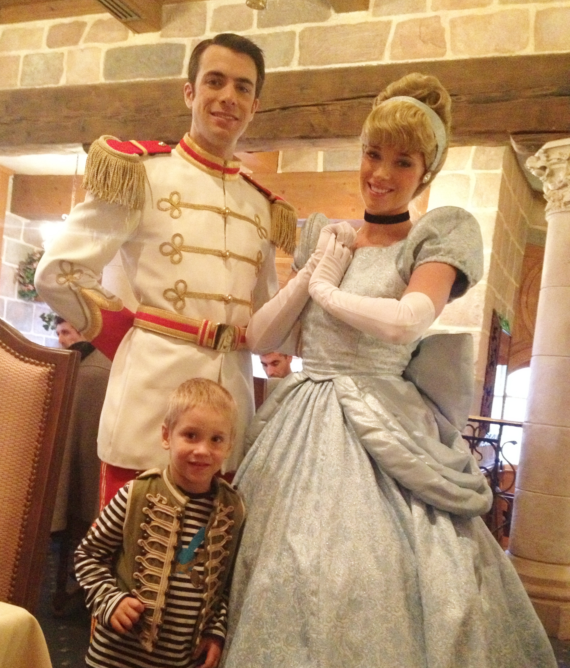 Robin a sarbatorit printre printi si printese