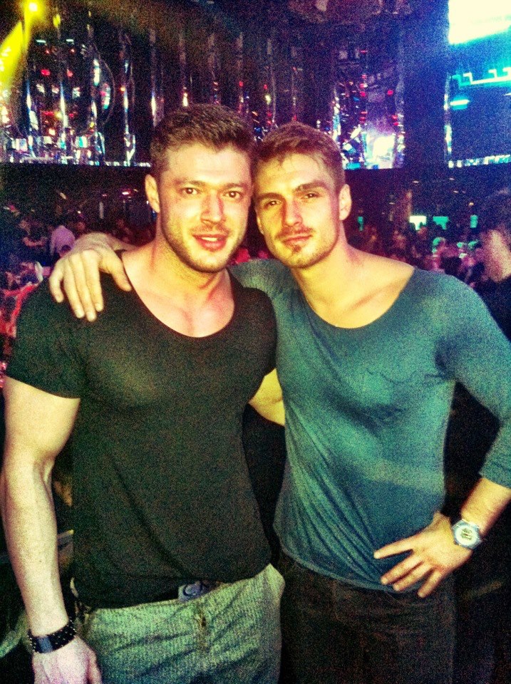 Dupa despartirea de Anda Adam, Victor a inceput sa petreaca mai mult timp in compania amicului sau statornic, Bogdan