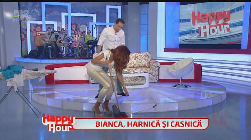 Bianca Drăguşanu, aşa cum n-ai mai văzut-o niciodată: calcă cămăşi şi mătură prin platoul emisiunii