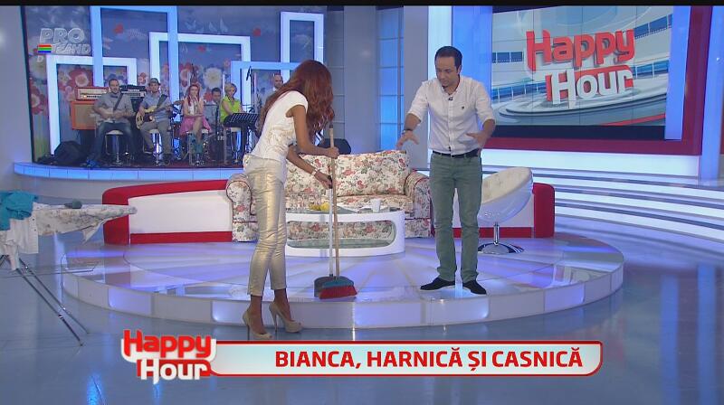 Bianca Drăguşanu, aşa cum n-ai mai văzut-o niciodată: calcă cămăşi şi mătură prin platoul emisiunii