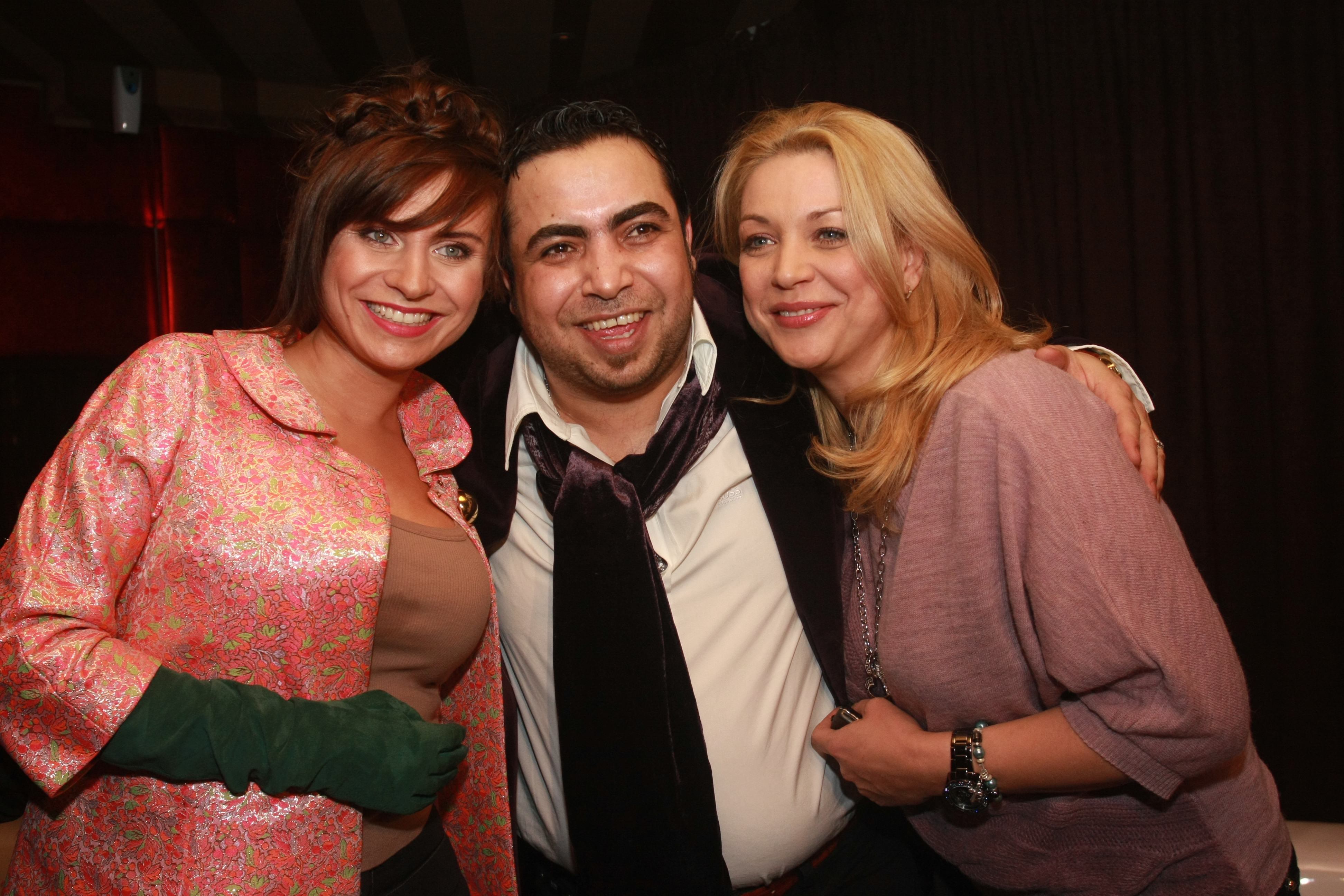 Impresarul manelistilor si-a facut un obicei din a purta camasi care se mukeaza pe