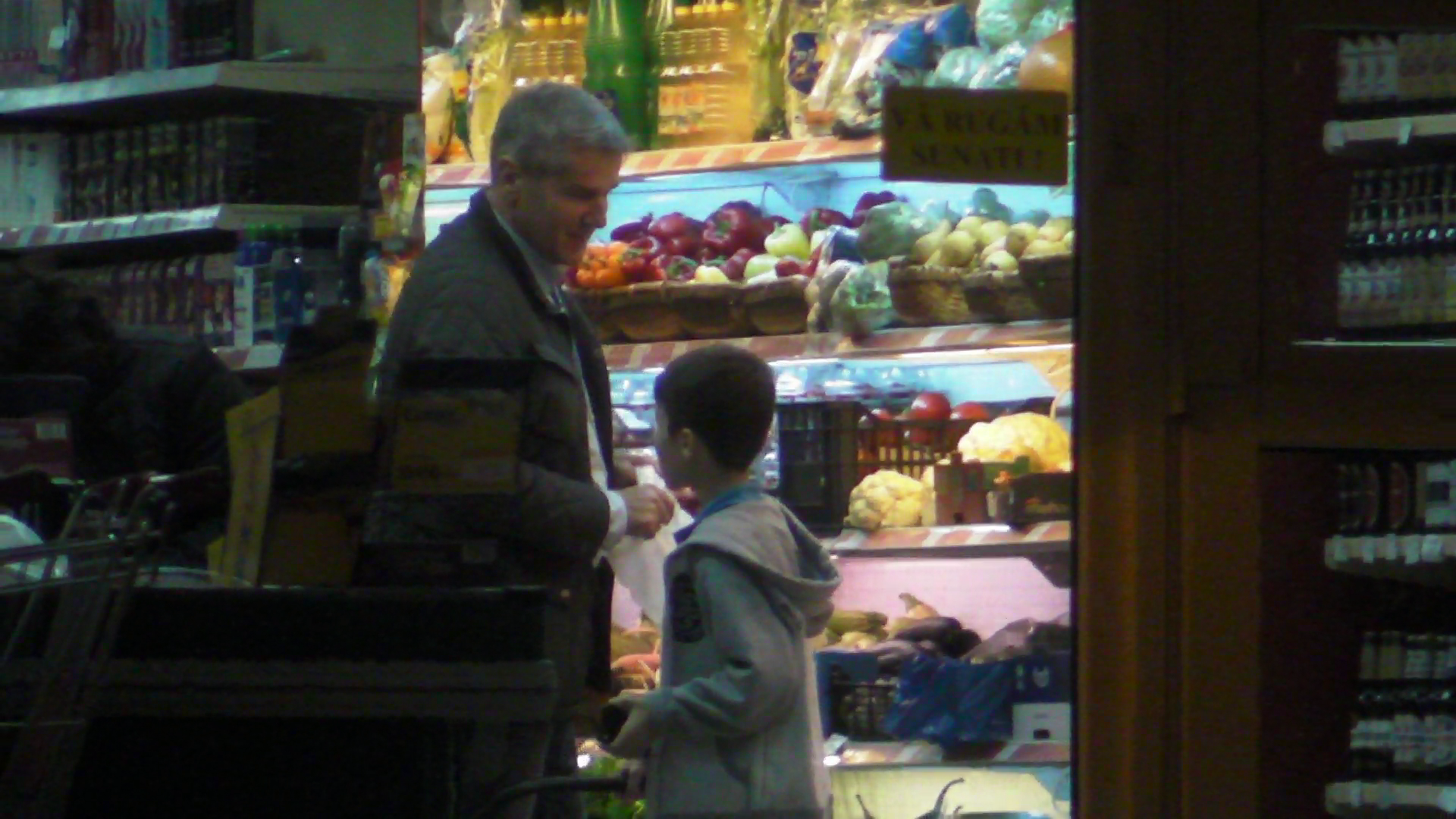 Cantaretul si fiul sau aleg din rafturi legume si fructe