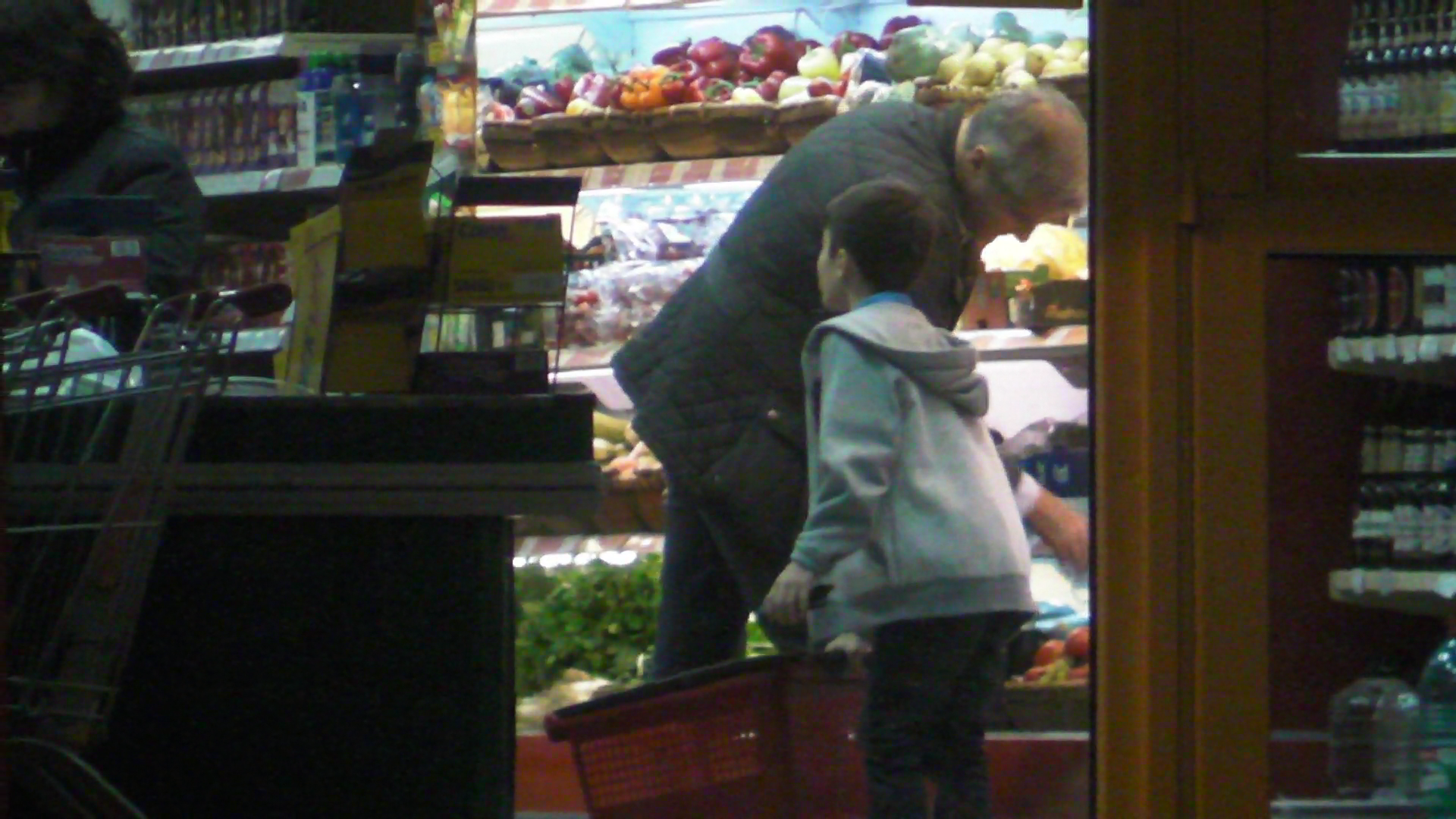 Fiul cantaretului pune in cos fructele pe care le doreste