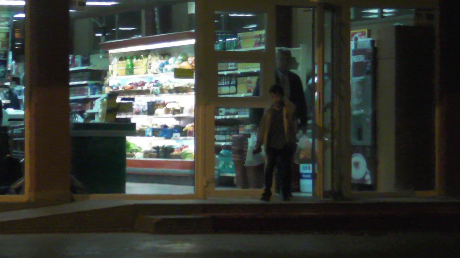 La plecare, baietelul vrea sa isi ajute tatal si cara si el una dintre plase