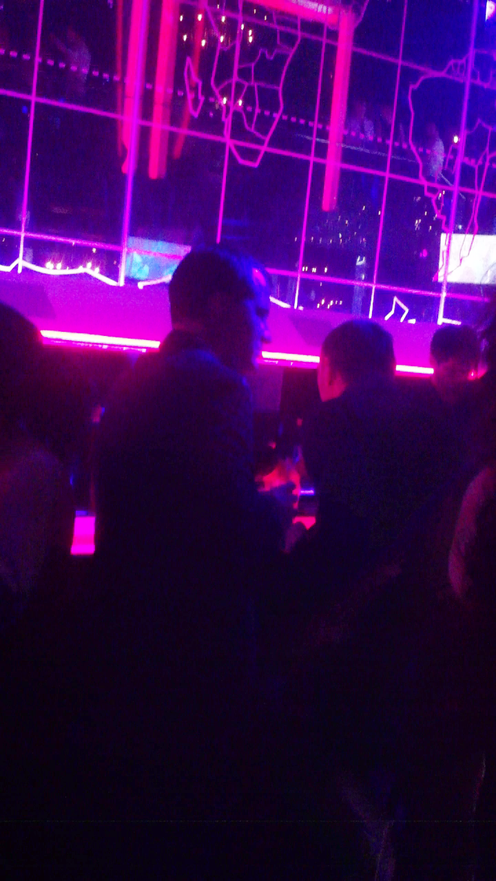 Huidu s-a ridicat de la masa doar ca sa se duca la bar pentru a-si lua ceva de baut