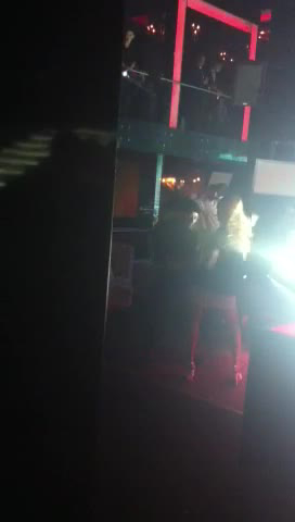 Dupa ce l-a varjit pe barbat, blonda s-a retras intr-un colt, unde a inceput sa danseze lasciv cu prietenele ei