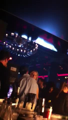 Intreaga seara, Monica a flirtat cu un tanar