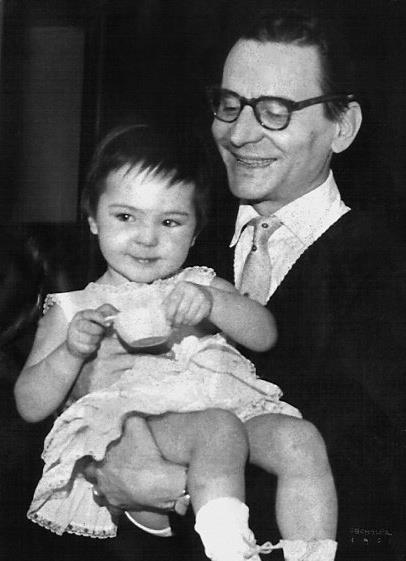 Radu Beligan o tine mandru in brate pe fiica lui cea mare, Ana Maria