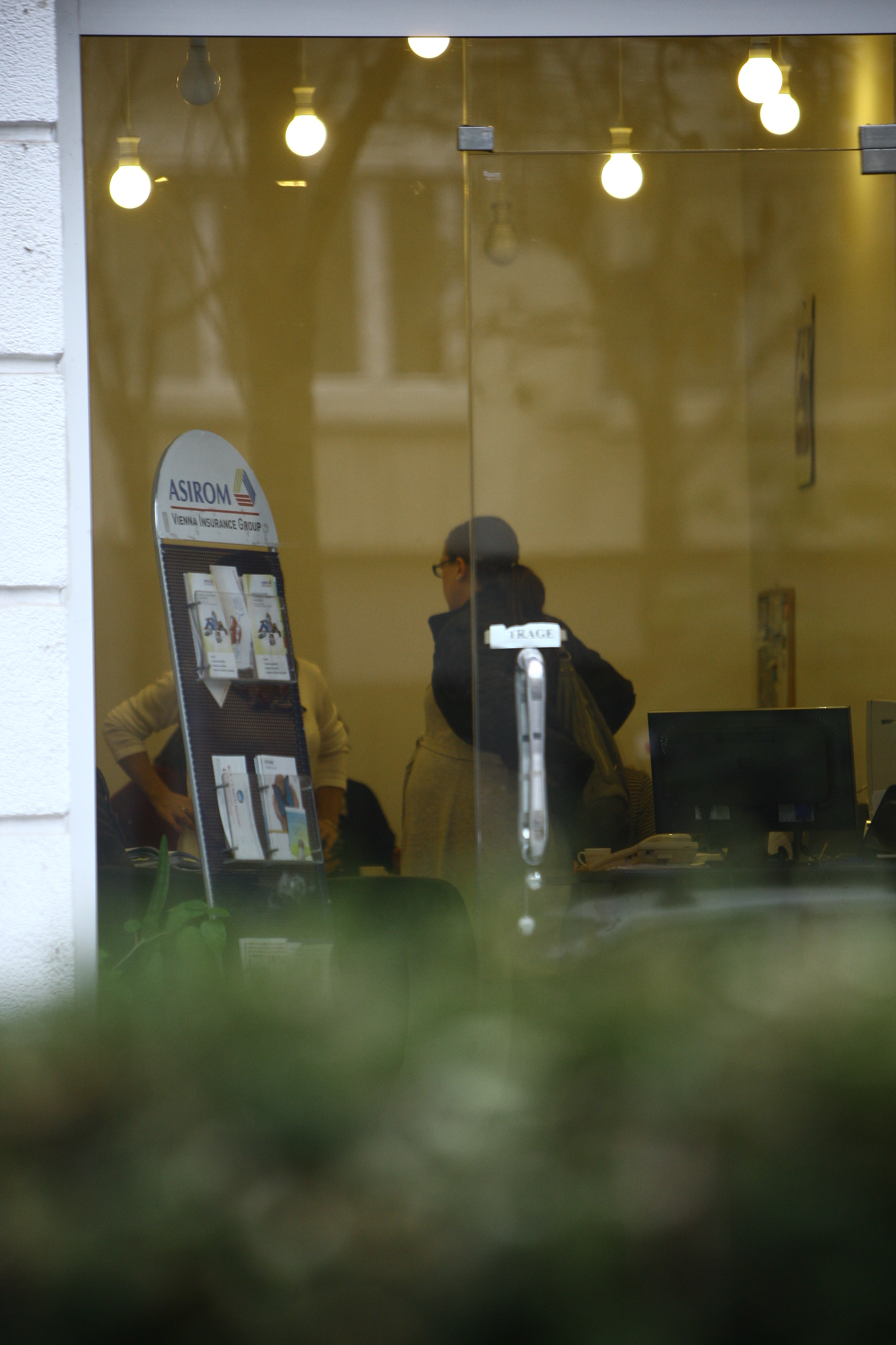 Ajunsa in sediul firmei de asigurari, sotia lui Catalin Crisan da primele semne de oboseala si isi duce mana la mijloc