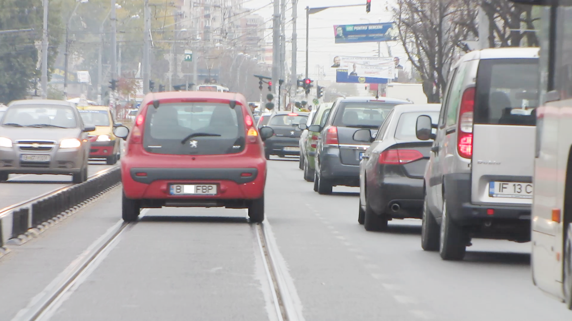 Cand se urca la volan Alina uita de regulile de circulatie si o ia pe linia de tramvai, grabita