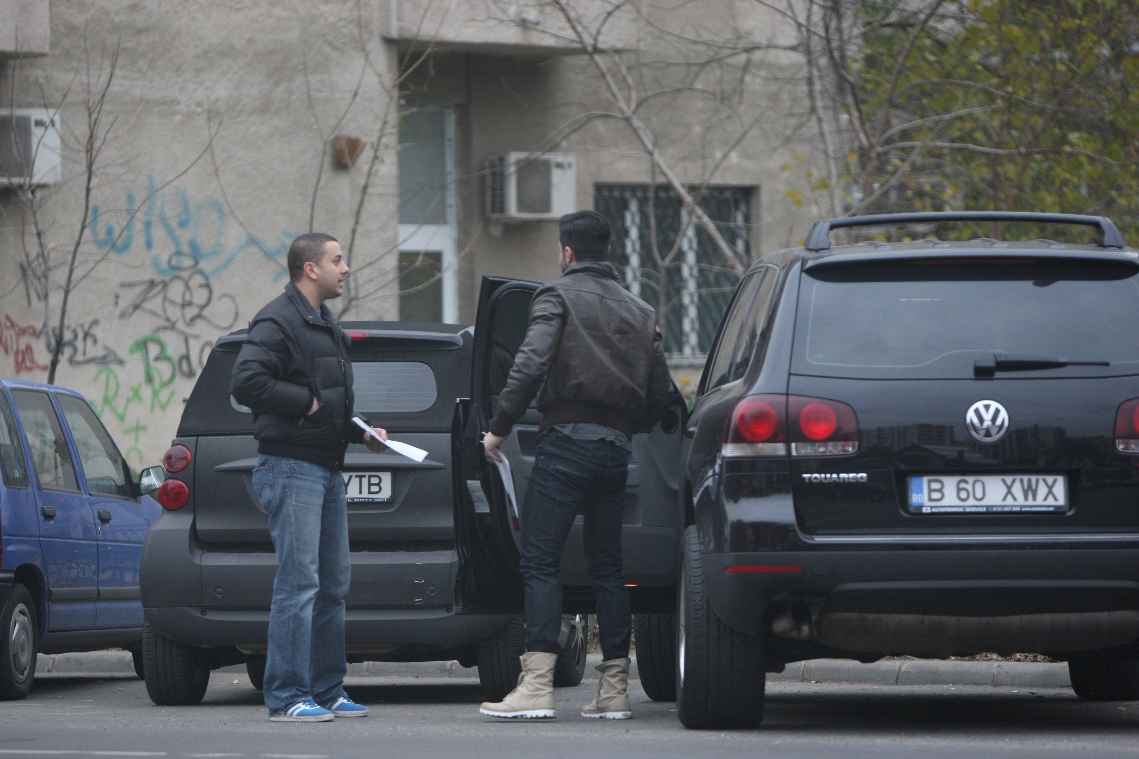 Victor se intalneste cu barbatul care a cumparat masina cantaretei, pentru a discuta ultimele detalii