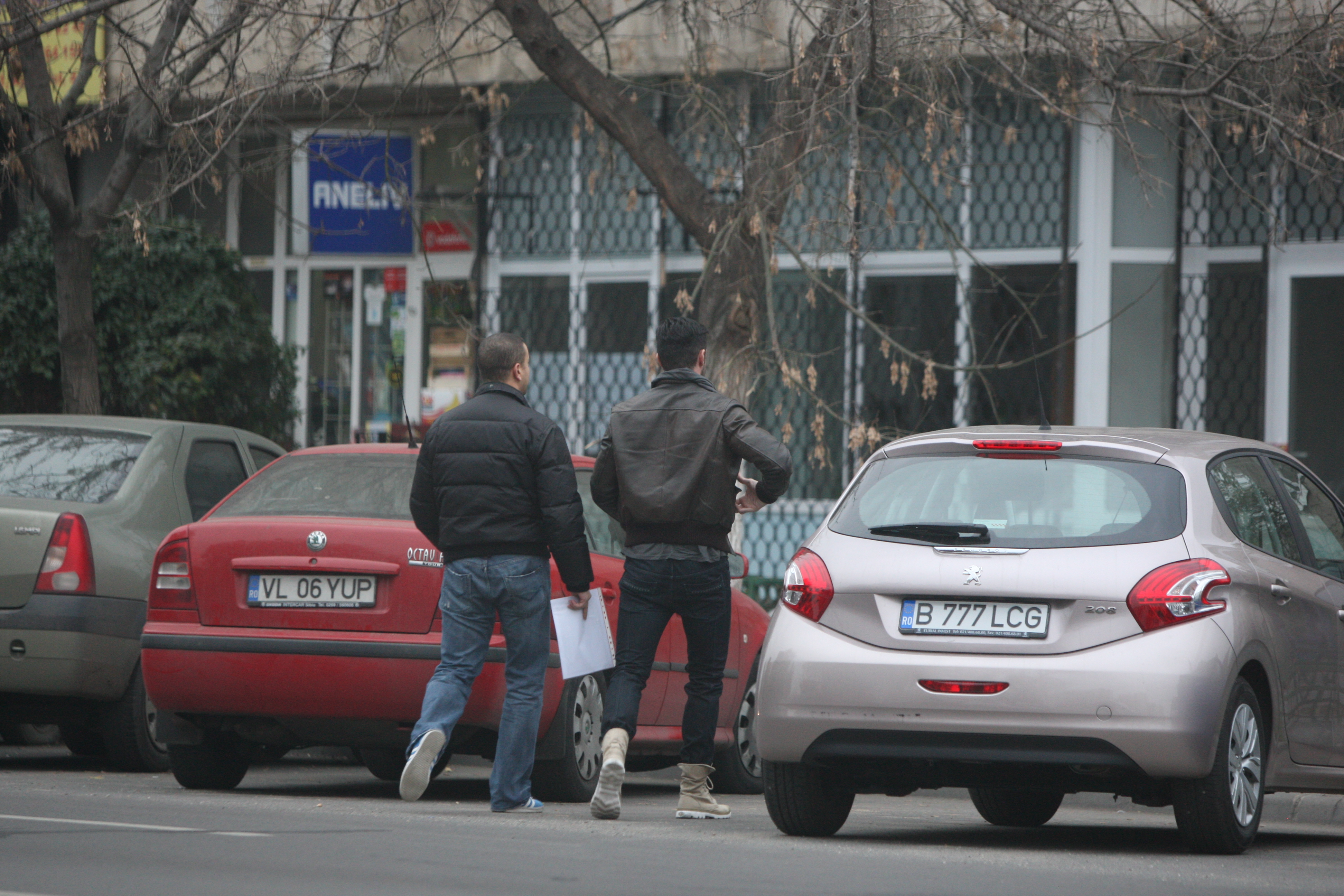 Cei doi merg la o firma de intermedieri pentru a semna contractul de vanzare-cumparare