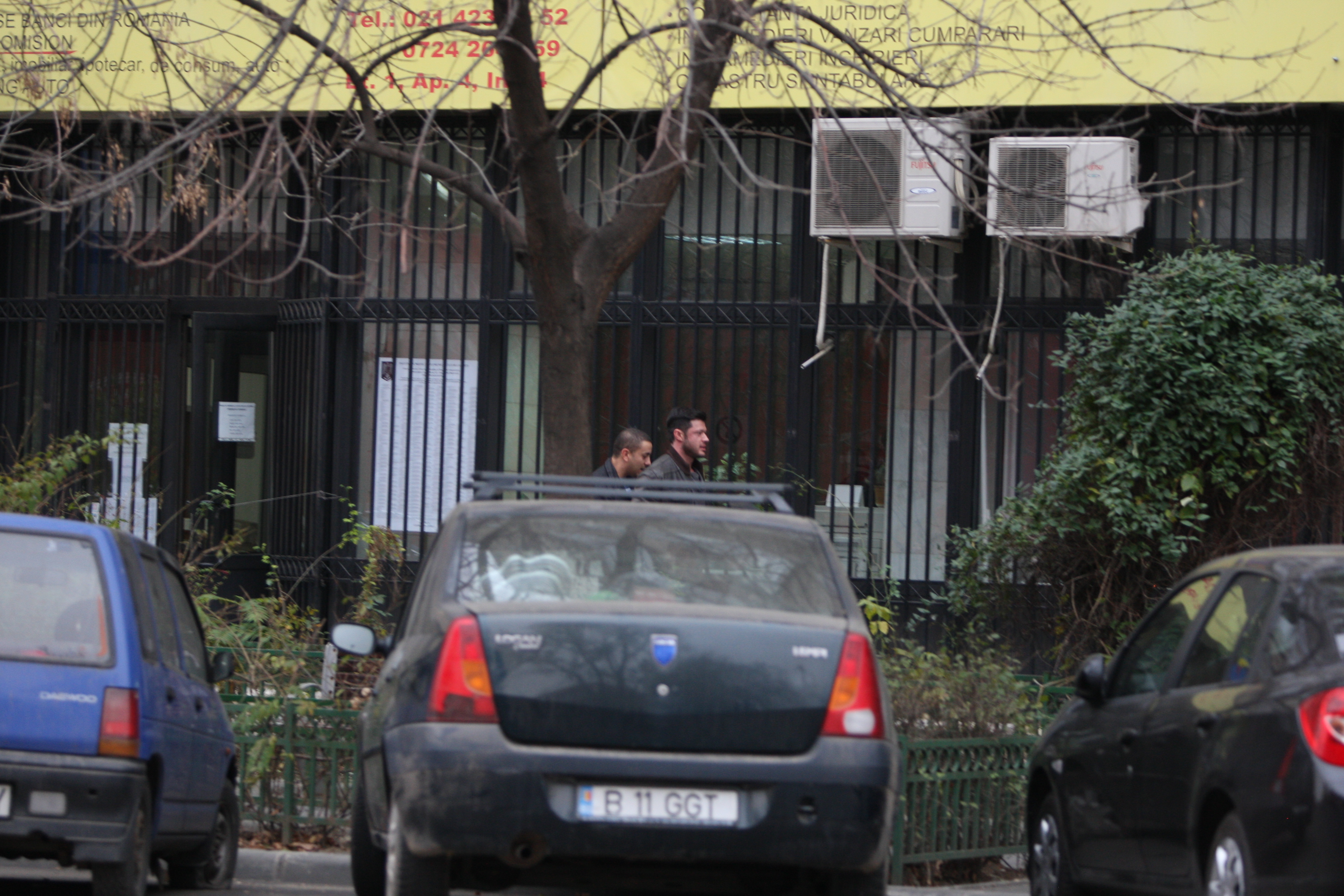 Victor si tanarul care a cumparat masina ies din cladire si pleaca fiecare spre masina lui